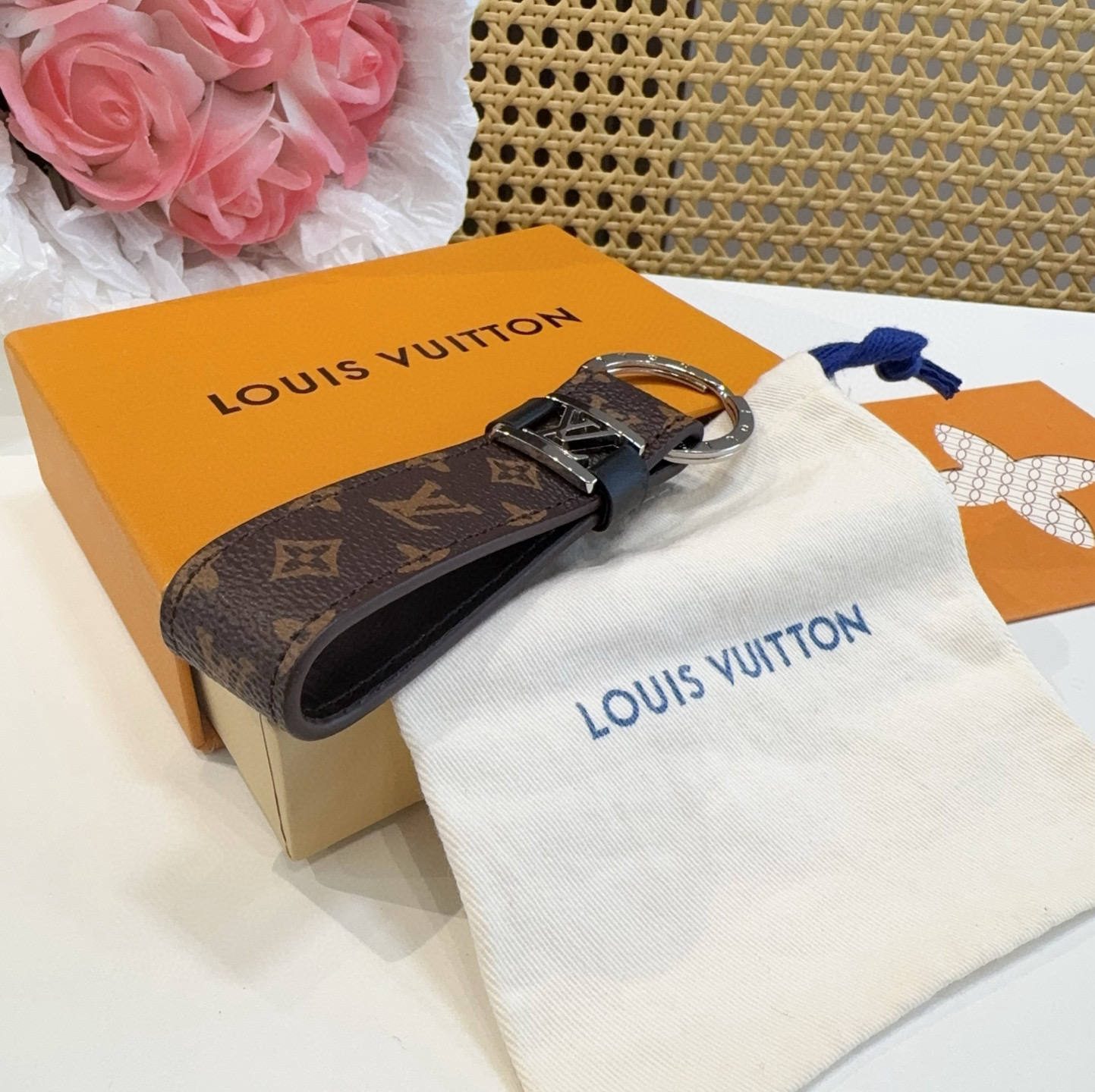  。 LOUIS VUITTON 官网款 LV皮绳钥匙扣  挂饰 车钥匙挂件 PU材质  原版logo 