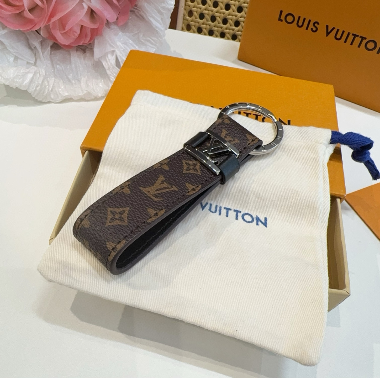  。 LOUIS VUITTON 官网款 LV皮绳钥匙扣  挂饰 车钥匙挂件 PU材质  原版logo 