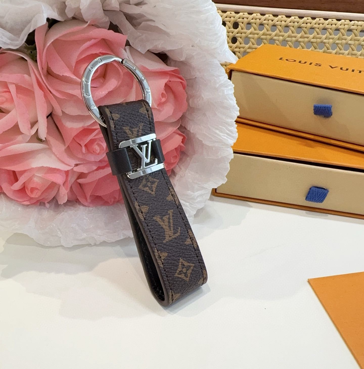  。 LOUIS VUITTON 官网款 LV皮绳钥匙扣  挂饰 车钥匙挂件 PU材质  原版logo 