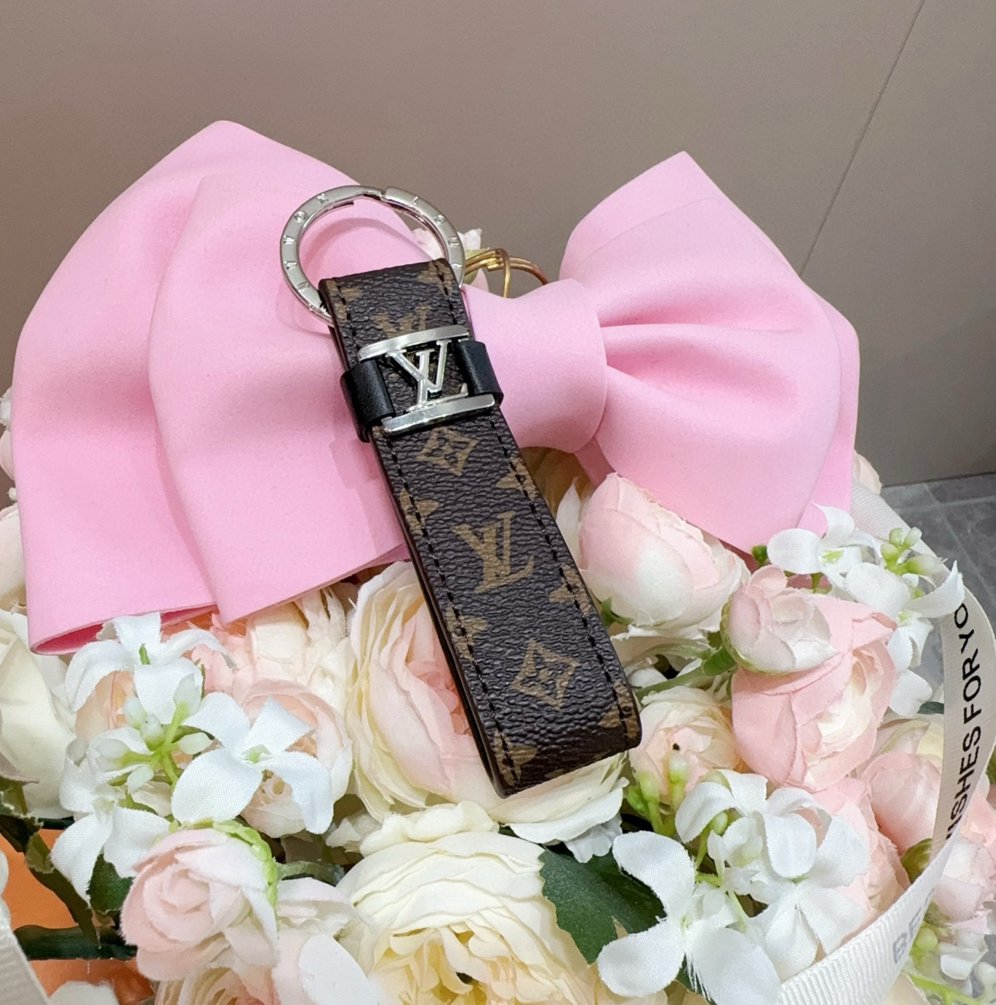  。 LOUIS VUITTON 官网款 LV皮绳钥匙扣  挂饰 车钥匙挂件 PU材质  原版logo 