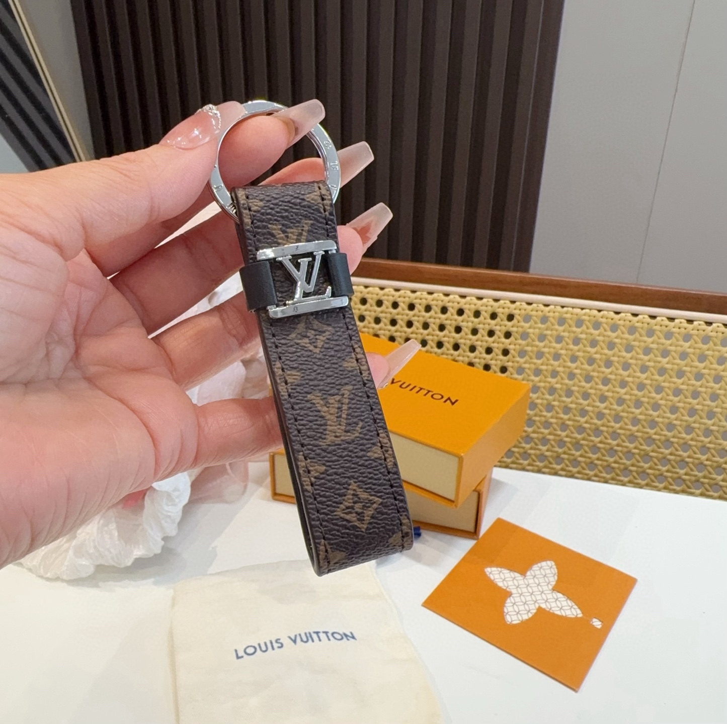  。 LOUIS VUITTON 官网款 LV皮绳钥匙扣  挂饰 车钥匙挂件 PU材质  原版logo 
