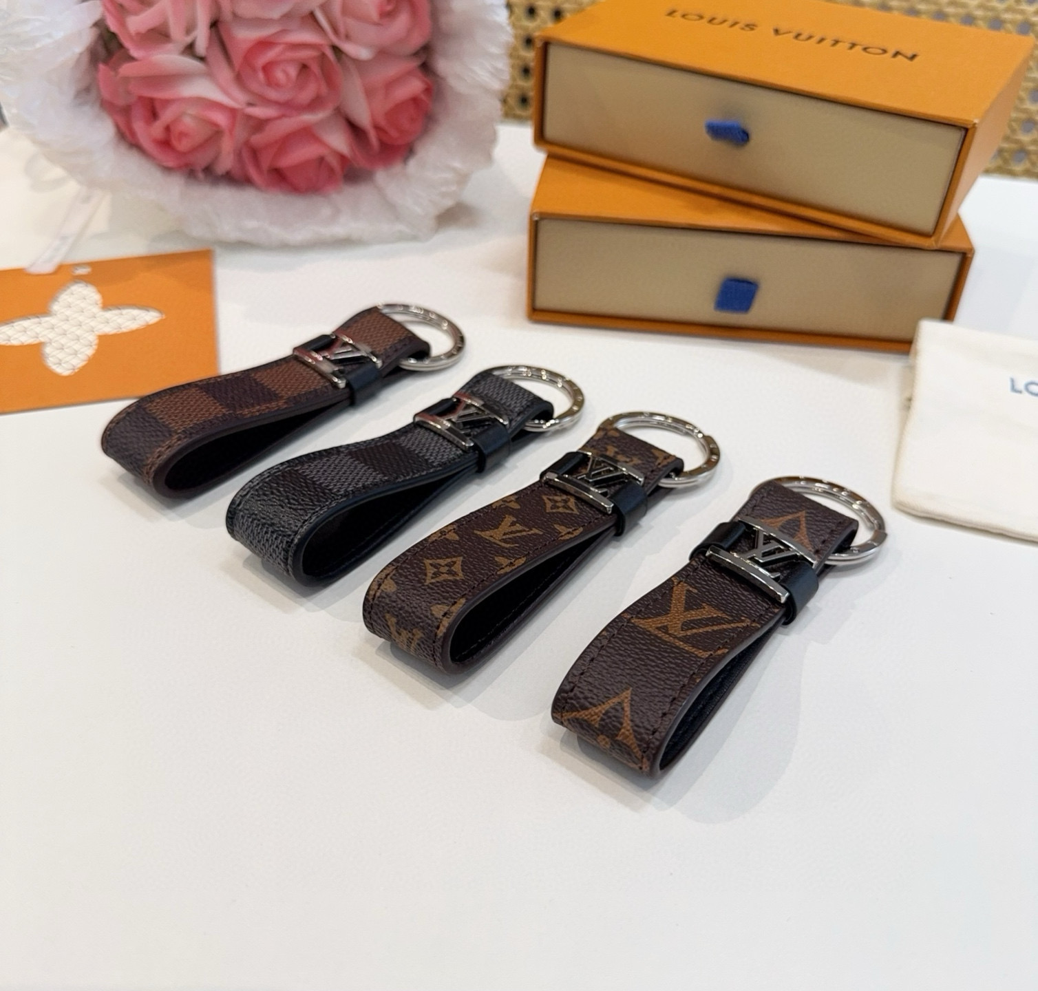  。 LOUIS VUITTON 官网款 LV皮绳钥匙扣  挂饰 车钥匙挂件 PU材质  原版logo 