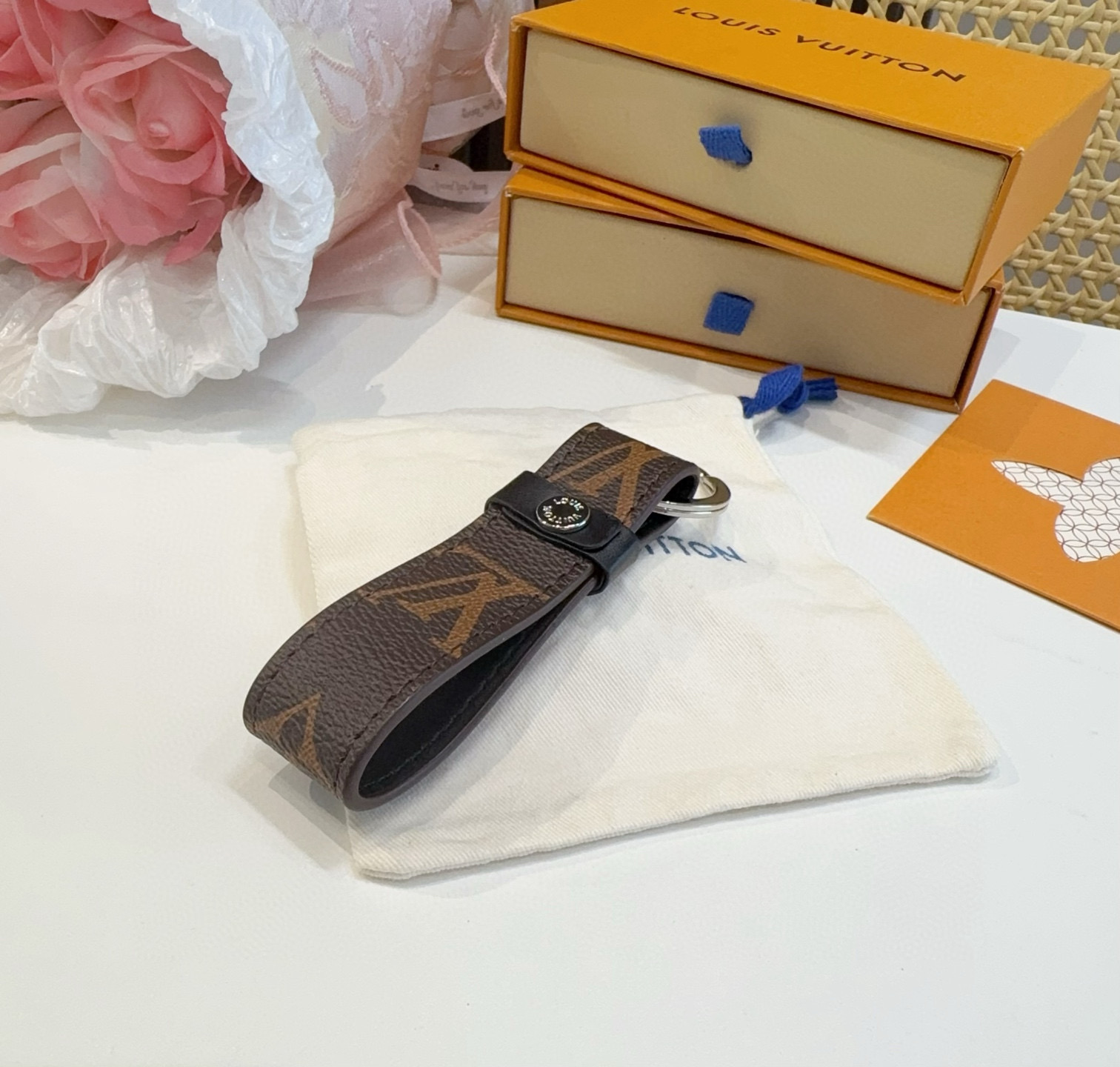  。 LOUIS VUITTON 官网款 LV皮绳钥匙扣  挂饰 车钥匙挂件 PU材质  原版logo 