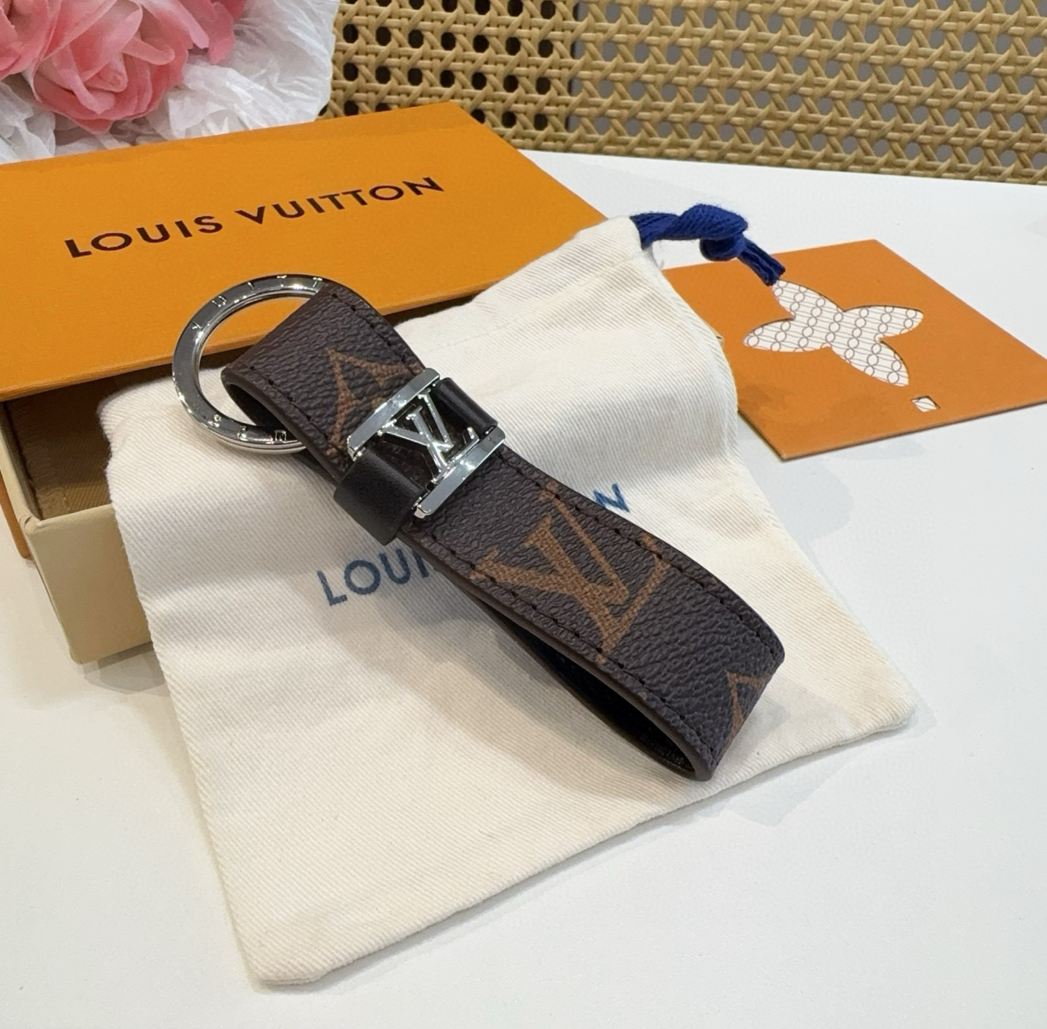  。 LOUIS VUITTON 官网款 LV皮绳钥匙扣  挂饰 车钥匙挂件 PU材质  原版logo 