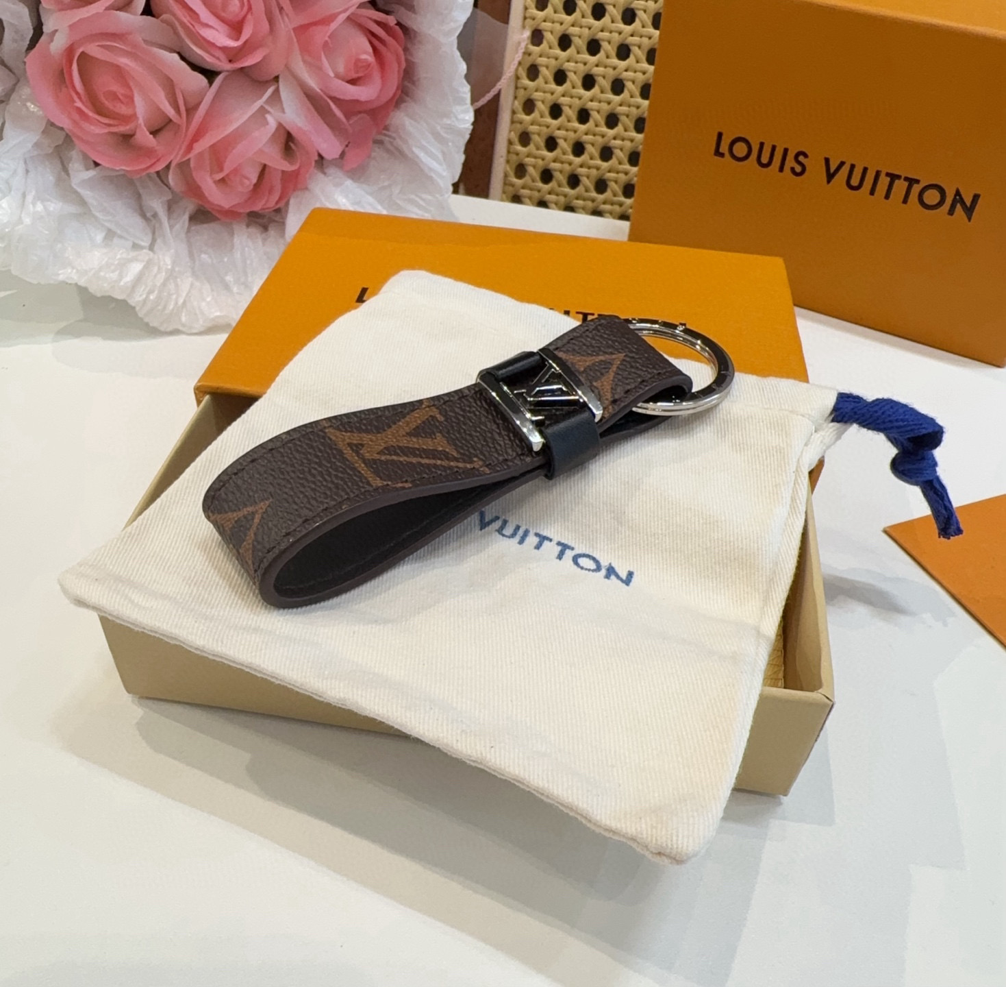  。 LOUIS VUITTON 官网款 LV皮绳钥匙扣  挂饰 车钥匙挂件 PU材质  原版logo 