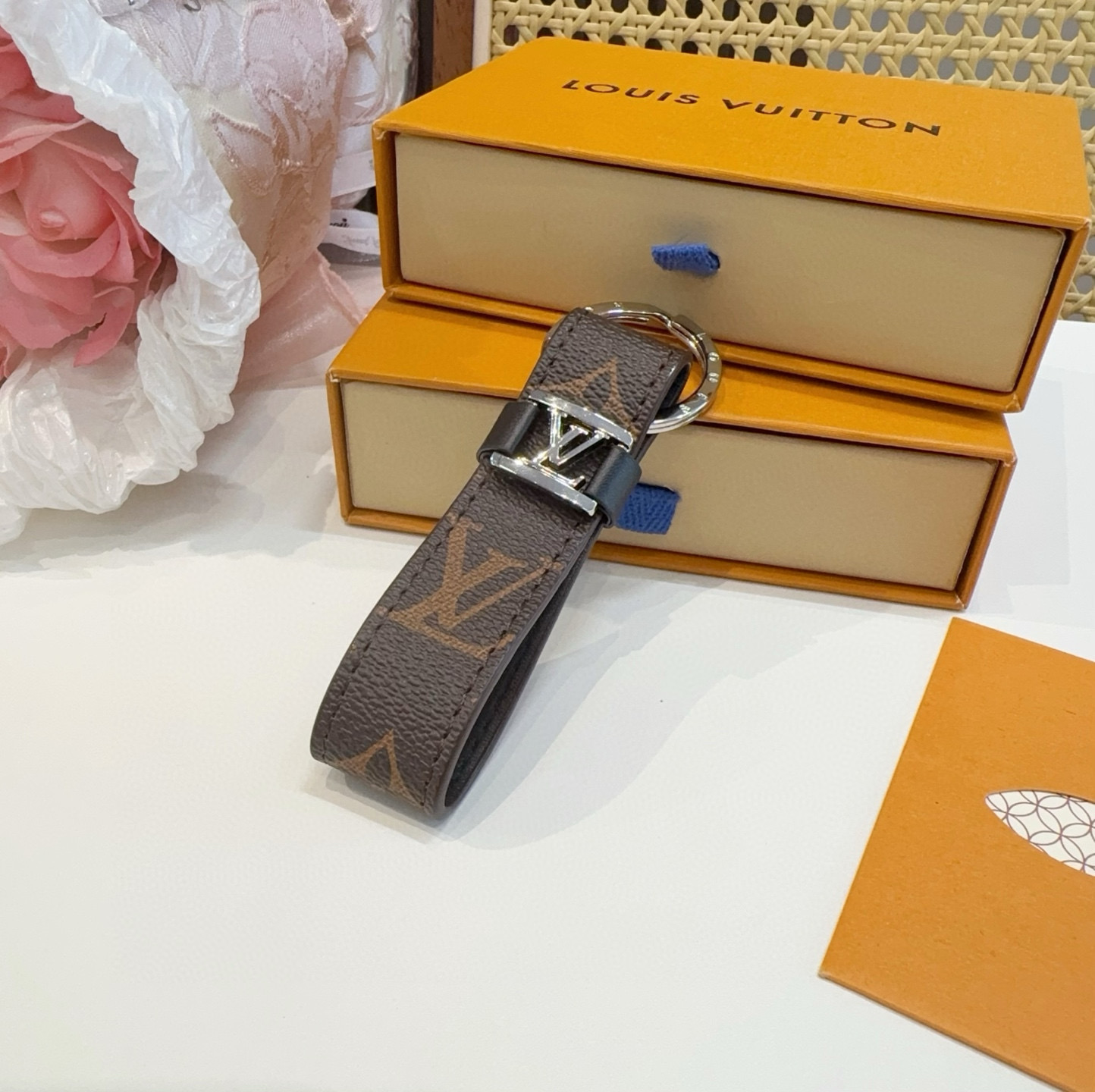  。 LOUIS VUITTON 官网款 LV皮绳钥匙扣  挂饰 车钥匙挂件 PU材质  原版logo 