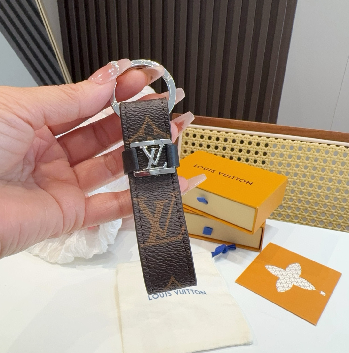  。 LOUIS VUITTON 官网款 LV皮绳钥匙扣  挂饰 车钥匙挂件 PU材质  原版logo 