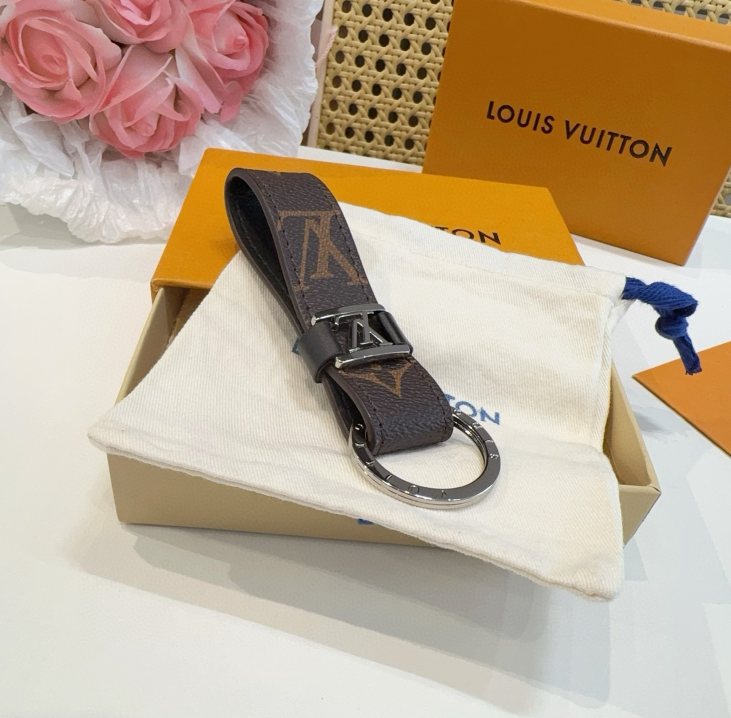  。 LOUIS VUITTON 官网款 LV皮绳钥匙扣  挂饰 车钥匙挂件 PU材质  原版logo 