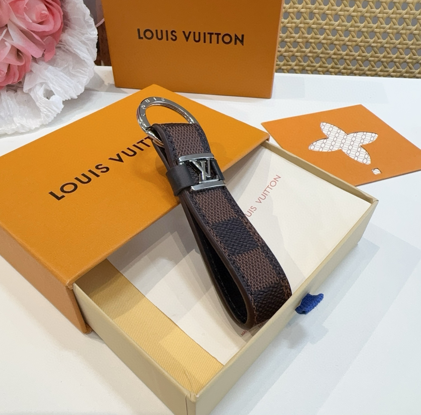  。 LOUIS VUITTON 官网款 LV皮绳钥匙扣  挂饰 车钥匙挂件 PU材质  原版logo 