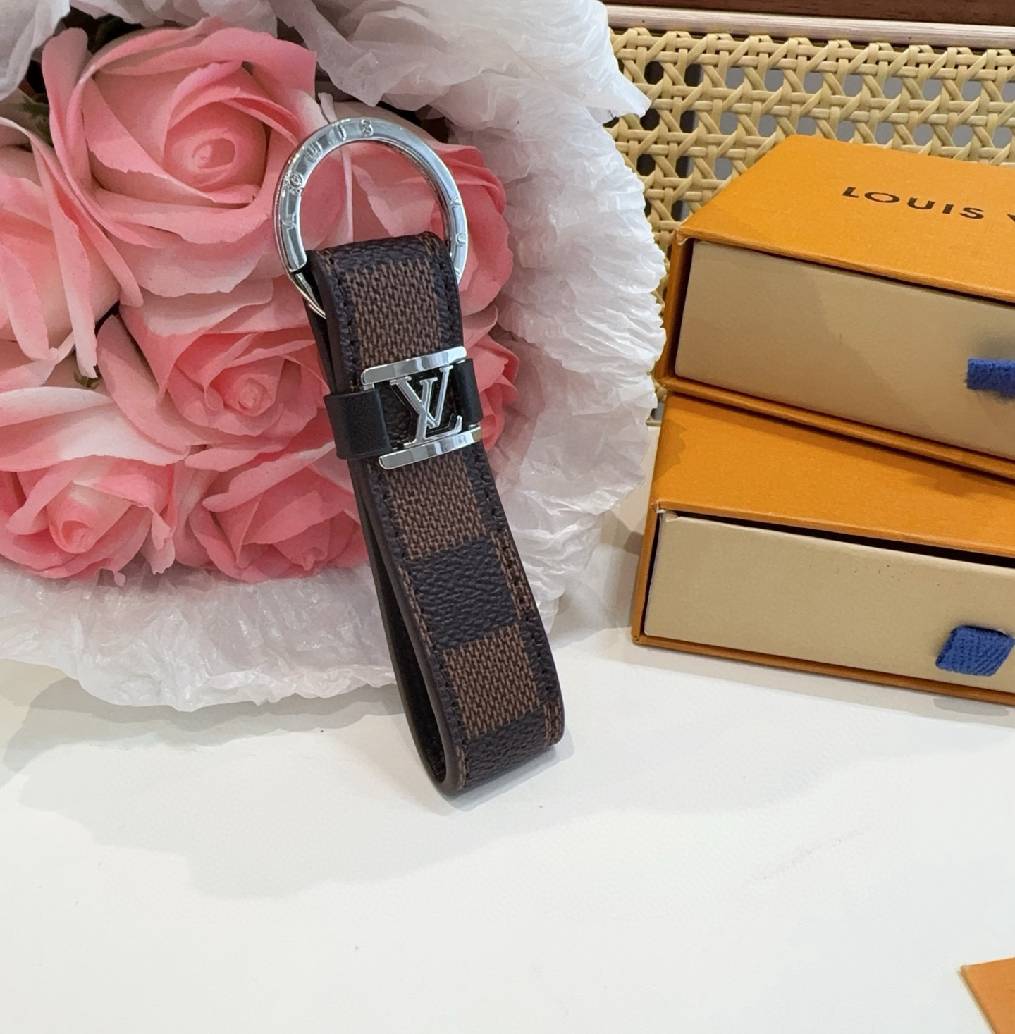  。 LOUIS VUITTON 官网款 LV皮绳钥匙扣  挂饰 车钥匙挂件 PU材质  原版logo 