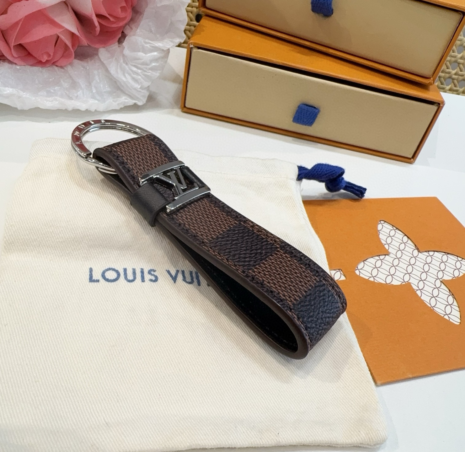  。 LOUIS VUITTON 官网款 LV皮绳钥匙扣  挂饰 车钥匙挂件 PU材质  原版logo 