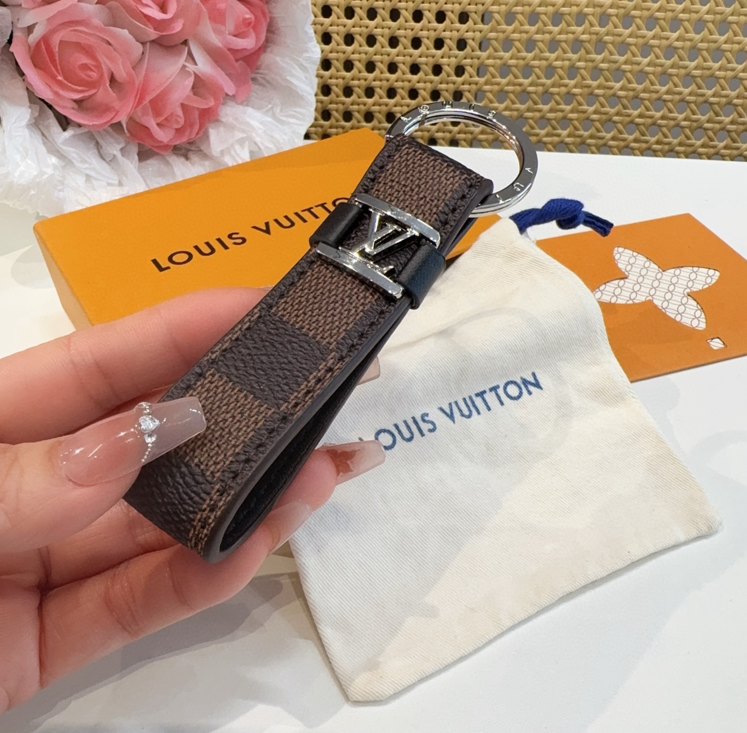  。 LOUIS VUITTON 官网款 LV皮绳钥匙扣  挂饰 车钥匙挂件 PU材质  原版logo 