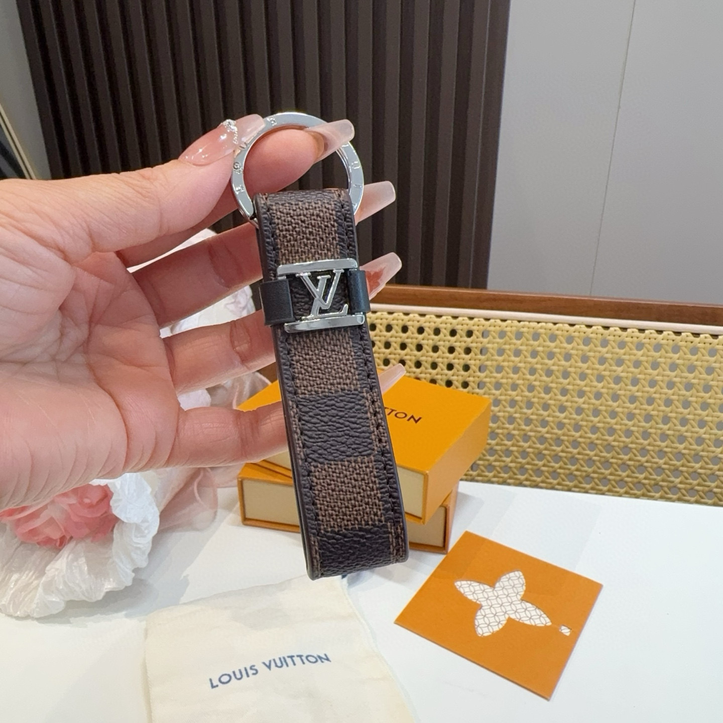  。 LOUIS VUITTON 官网款 LV皮绳钥匙扣  挂饰 车钥匙挂件 PU材质  原版logo 