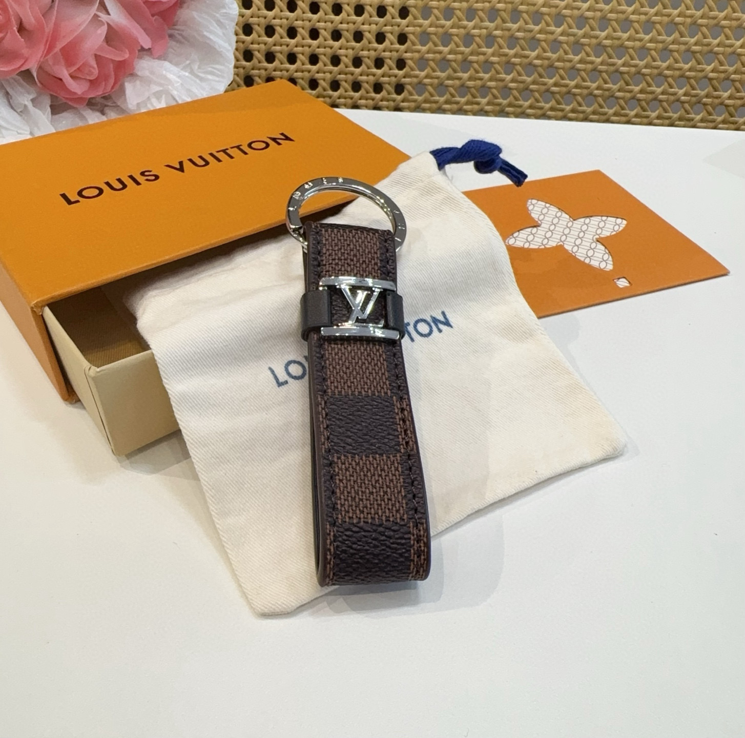  。 LOUIS VUITTON 官网款 LV皮绳钥匙扣  挂饰 车钥匙挂件 PU材质  原版logo 