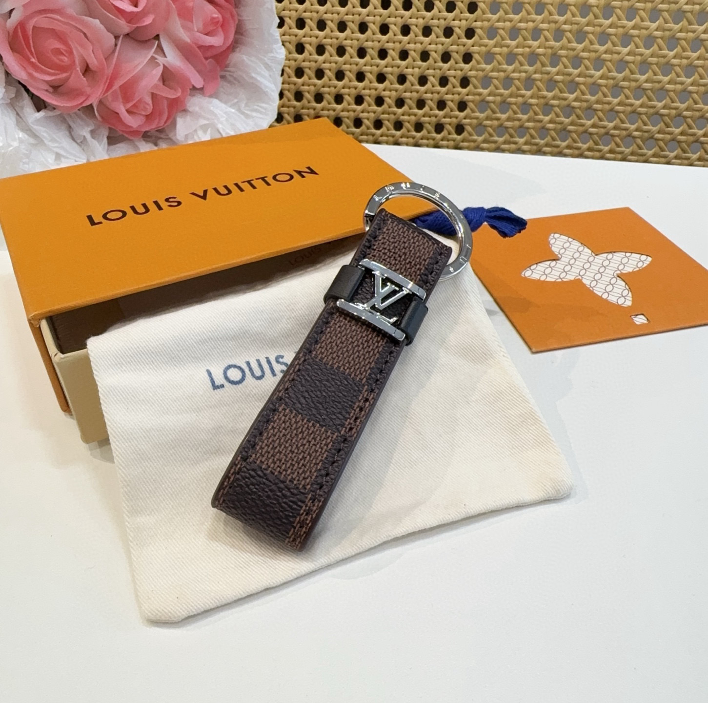  。 LOUIS VUITTON 官网款 LV皮绳钥匙扣  挂饰 车钥匙挂件 PU材质  原版logo 