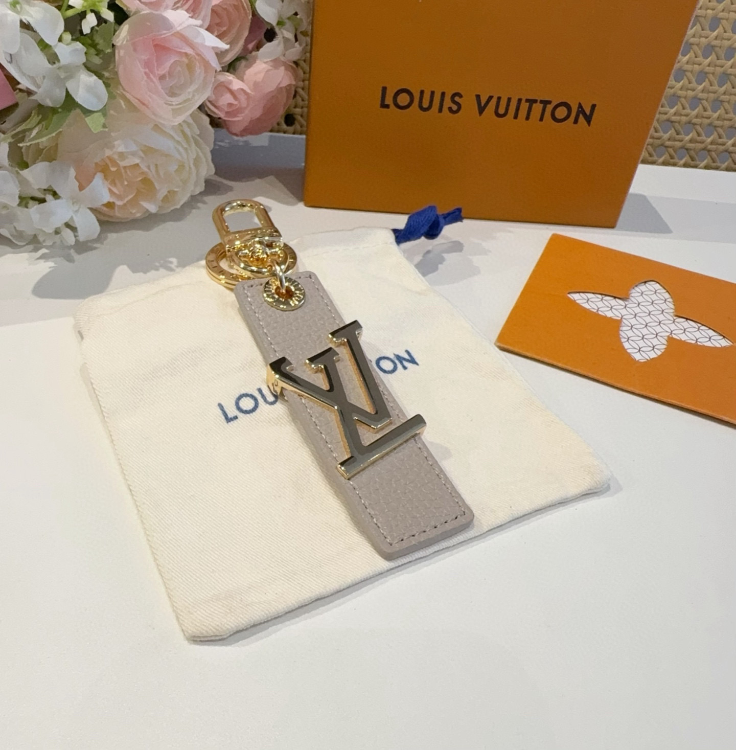  。LV钥匙扣  包饰 车钥匙挂件 LV OBLIQUE TAB 包饰与钥匙扣
LV Oblique T