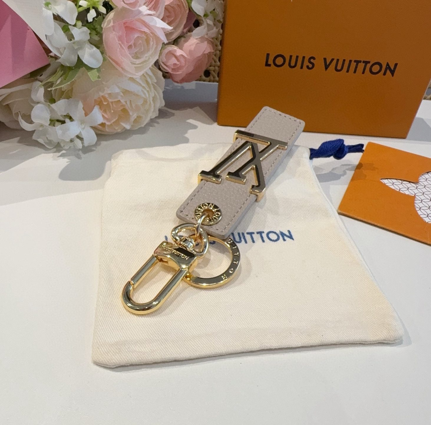  。LV钥匙扣  包饰 车钥匙挂件 LV OBLIQUE TAB 包饰与钥匙扣
LV Oblique T