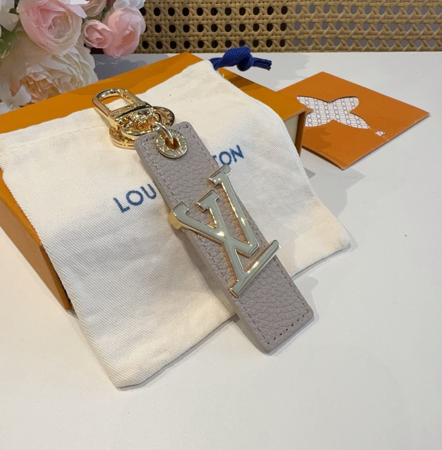 。LV钥匙扣  包饰 车钥匙挂件 LV OBLIQUE TAB 包饰与钥匙扣
LV Oblique T