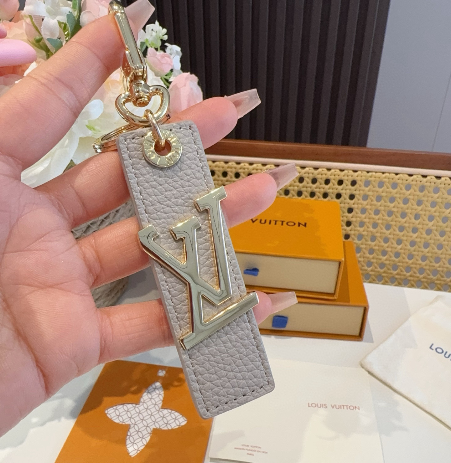  。LV钥匙扣  包饰 车钥匙挂件 LV OBLIQUE TAB 包饰与钥匙扣
LV Oblique T