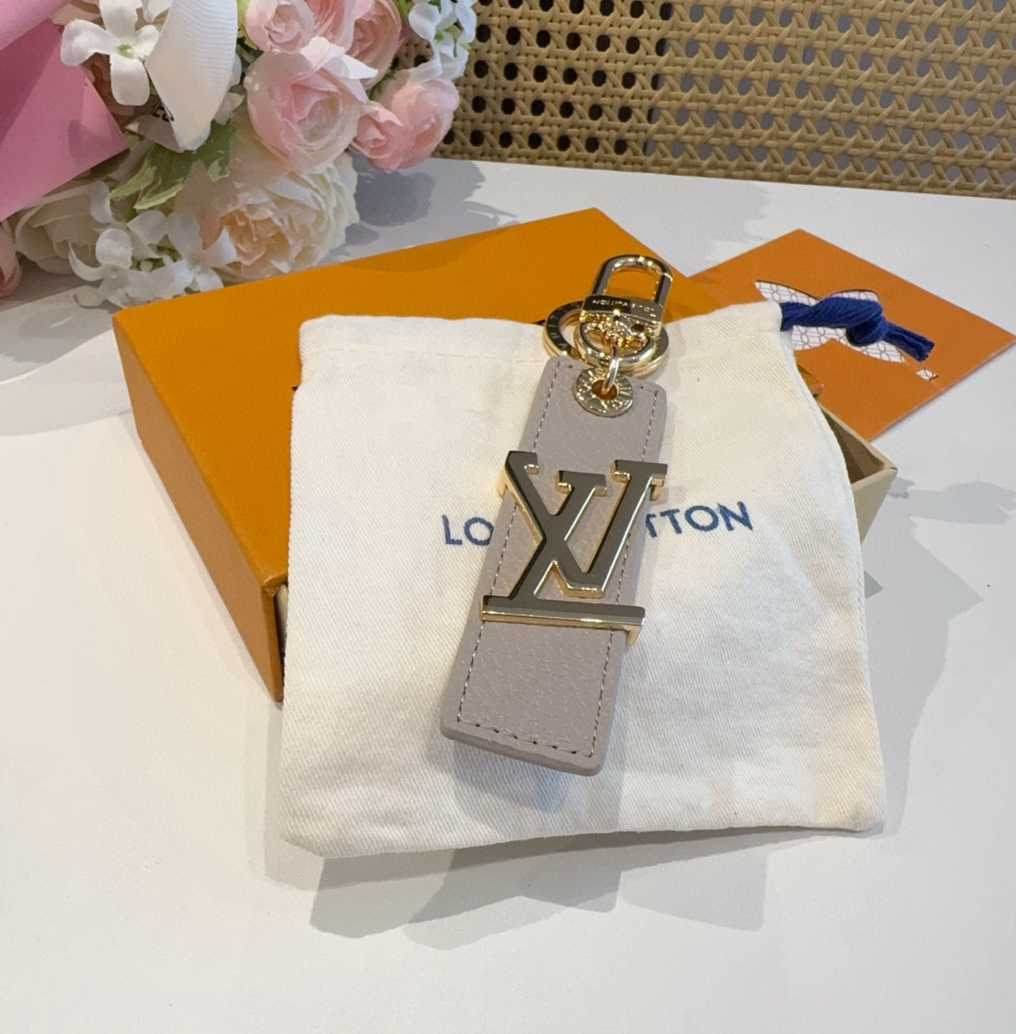  。LV钥匙扣  包饰 车钥匙挂件 LV OBLIQUE TAB 包饰与钥匙扣
LV Oblique T