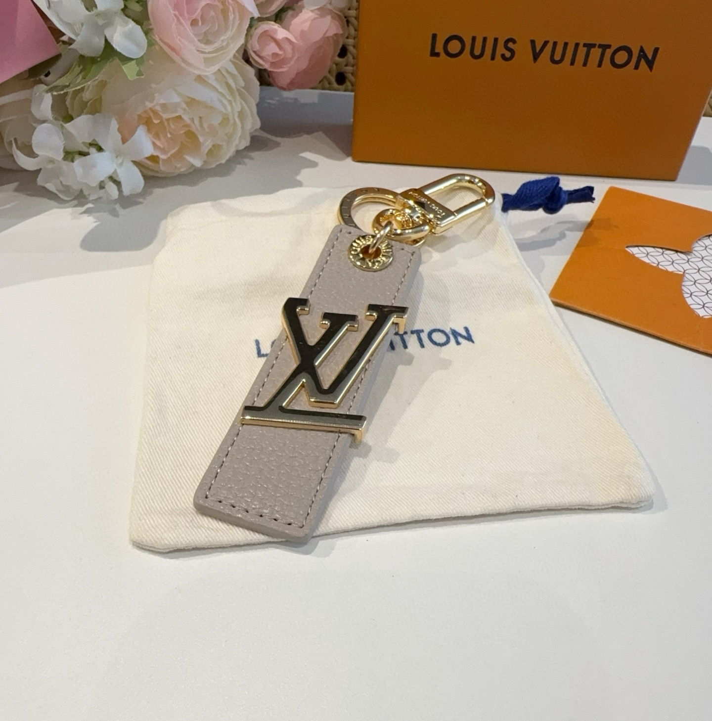  。LV钥匙扣  包饰 车钥匙挂件 LV OBLIQUE TAB 包饰与钥匙扣
LV Oblique T