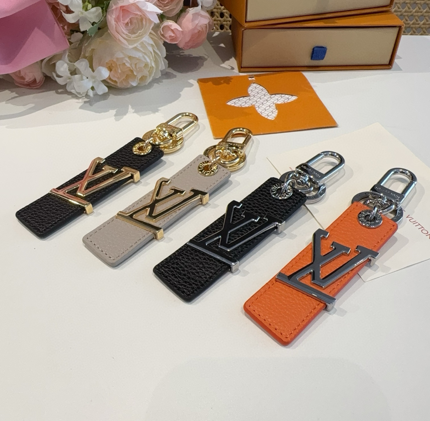  。LV钥匙扣  包饰 车钥匙挂件 LV OBLIQUE TAB 包饰与钥匙扣
LV Oblique T