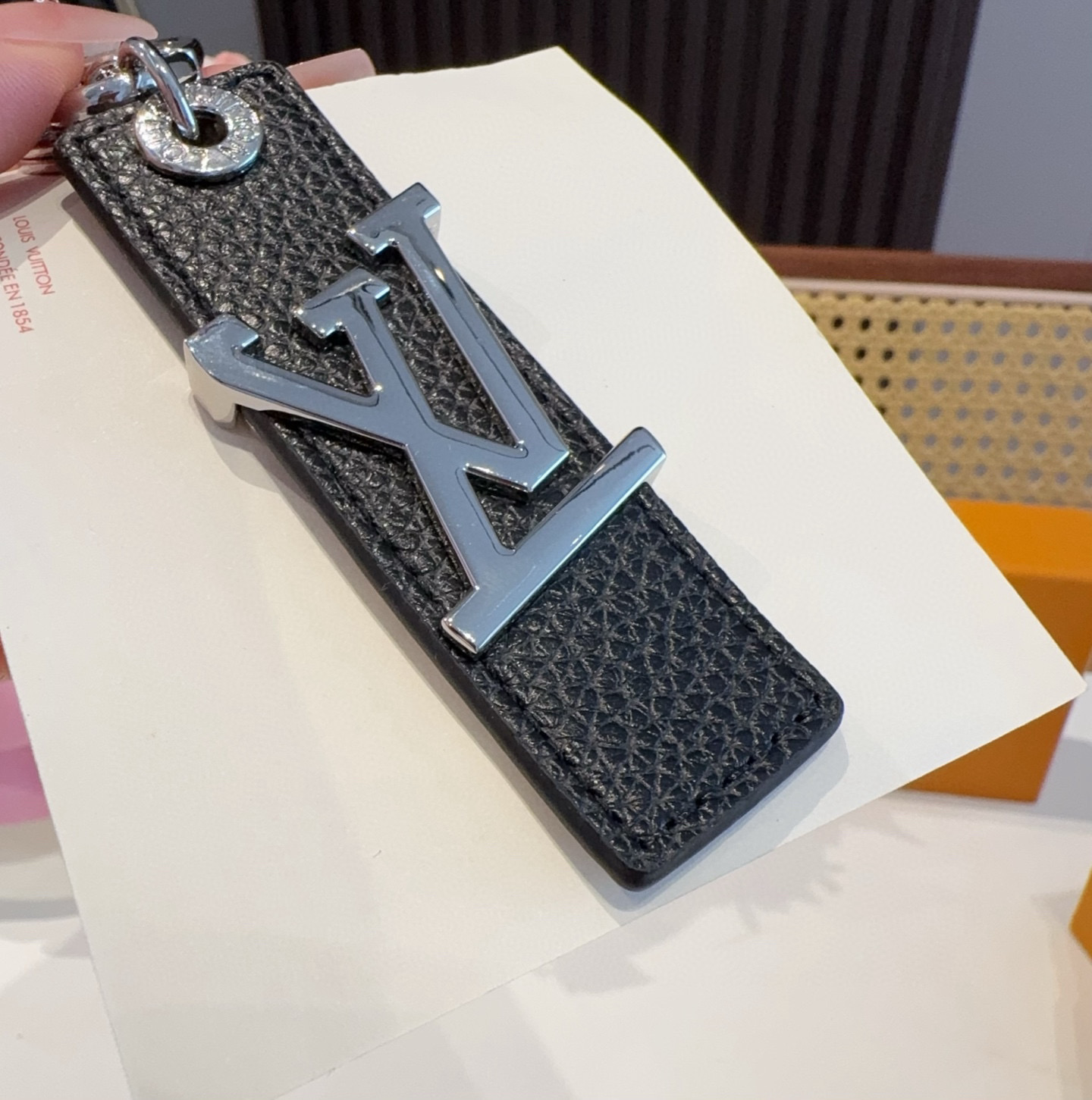  。LV钥匙扣  包饰 车钥匙挂件 LV OBLIQUE TAB 包饰与钥匙扣
LV Oblique T
