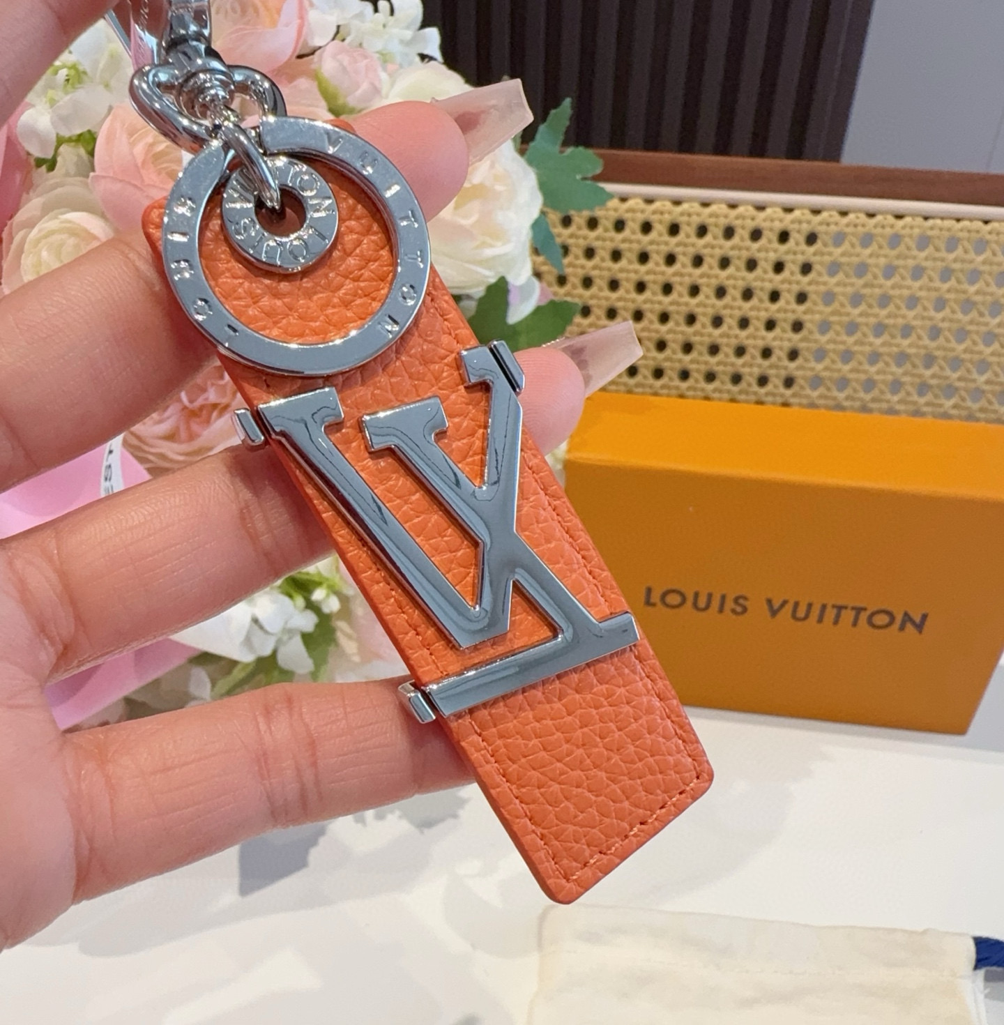  。LV钥匙扣  包饰 车钥匙挂件 LV OBLIQUE TAB 包饰与钥匙扣
LV Oblique T