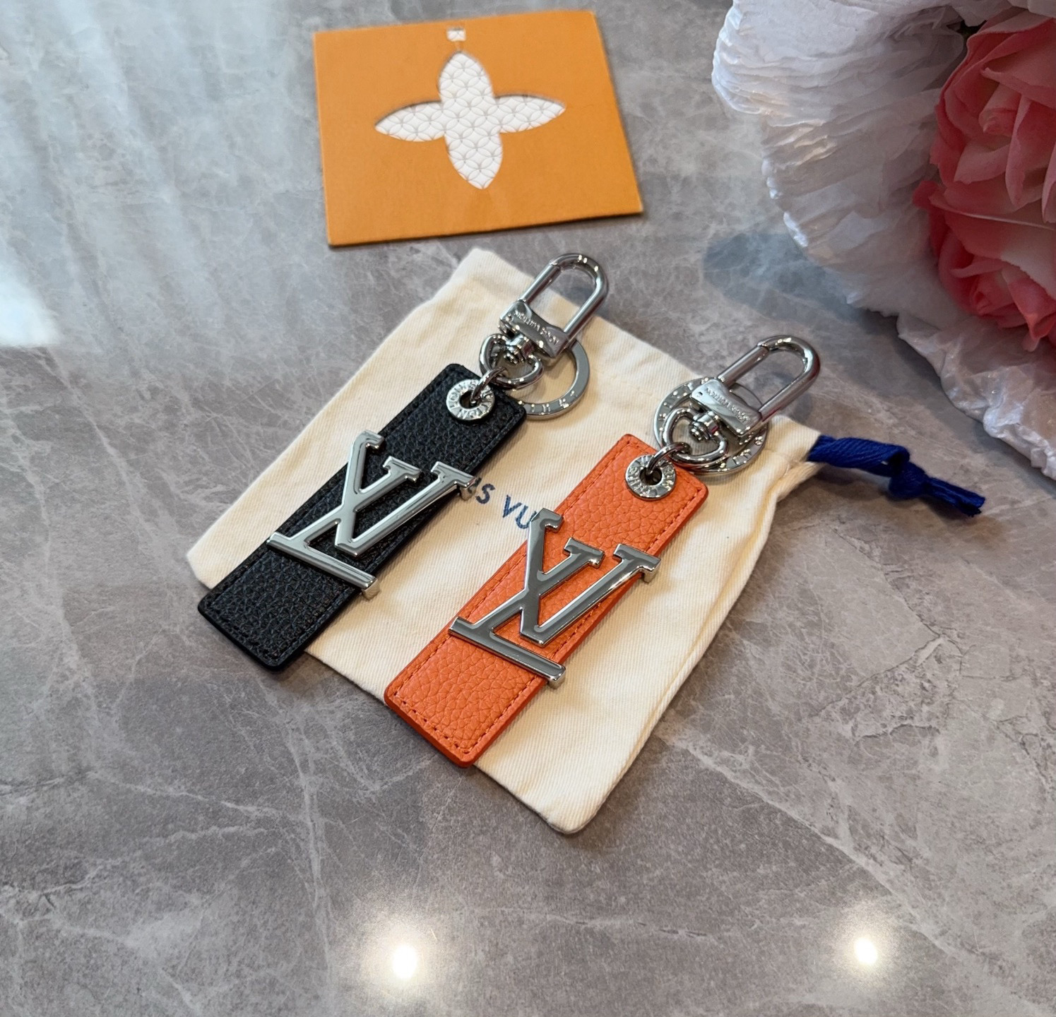  。LV钥匙扣  包饰 车钥匙挂件 LV OBLIQUE TAB 包饰与钥匙扣
LV Oblique T