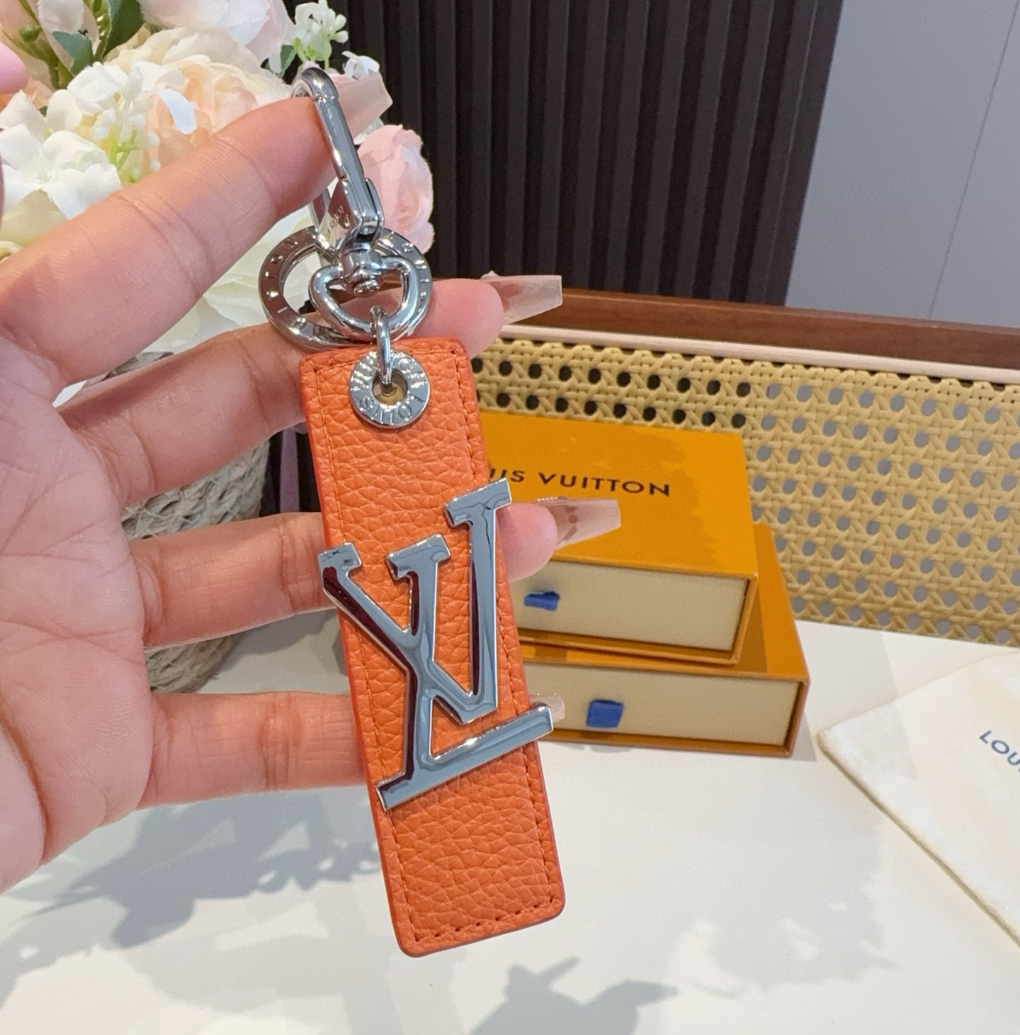  。LV钥匙扣  包饰 车钥匙挂件 LV OBLIQUE TAB 包饰与钥匙扣
LV Oblique T