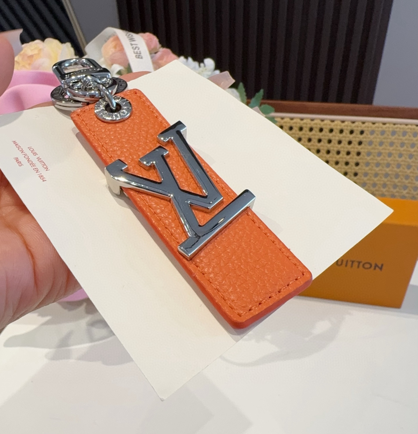  。LV钥匙扣  包饰 车钥匙挂件 LV OBLIQUE TAB 包饰与钥匙扣
LV Oblique T