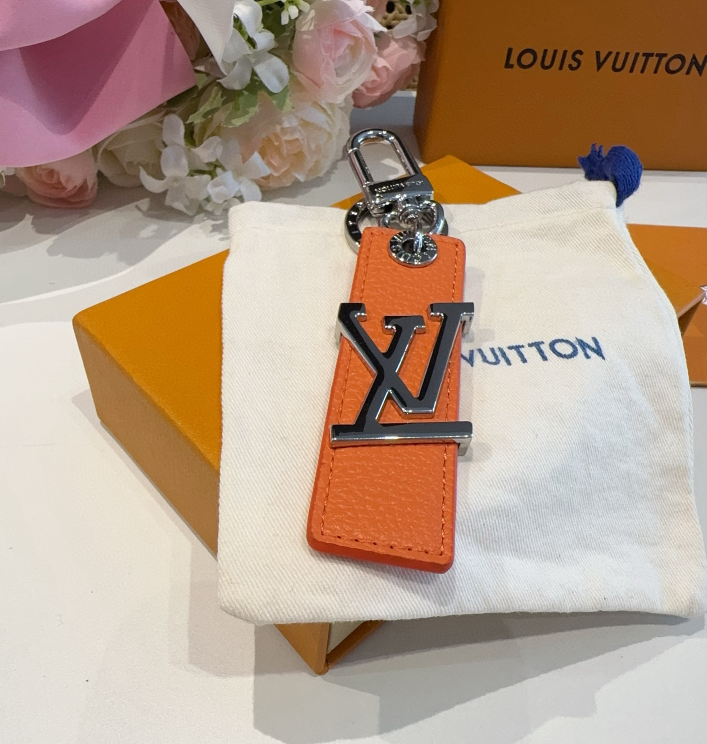  。LV钥匙扣  包饰 车钥匙挂件 LV OBLIQUE TAB 包饰与钥匙扣
LV Oblique T