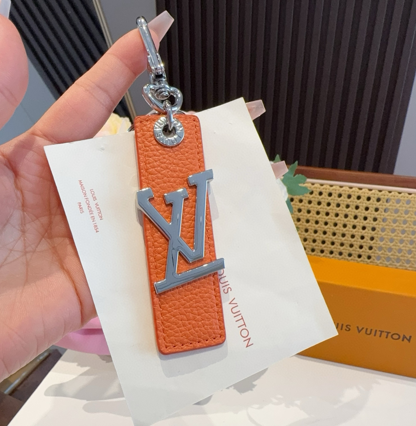  。LV钥匙扣  包饰 车钥匙挂件 LV OBLIQUE TAB 包饰与钥匙扣
LV Oblique T