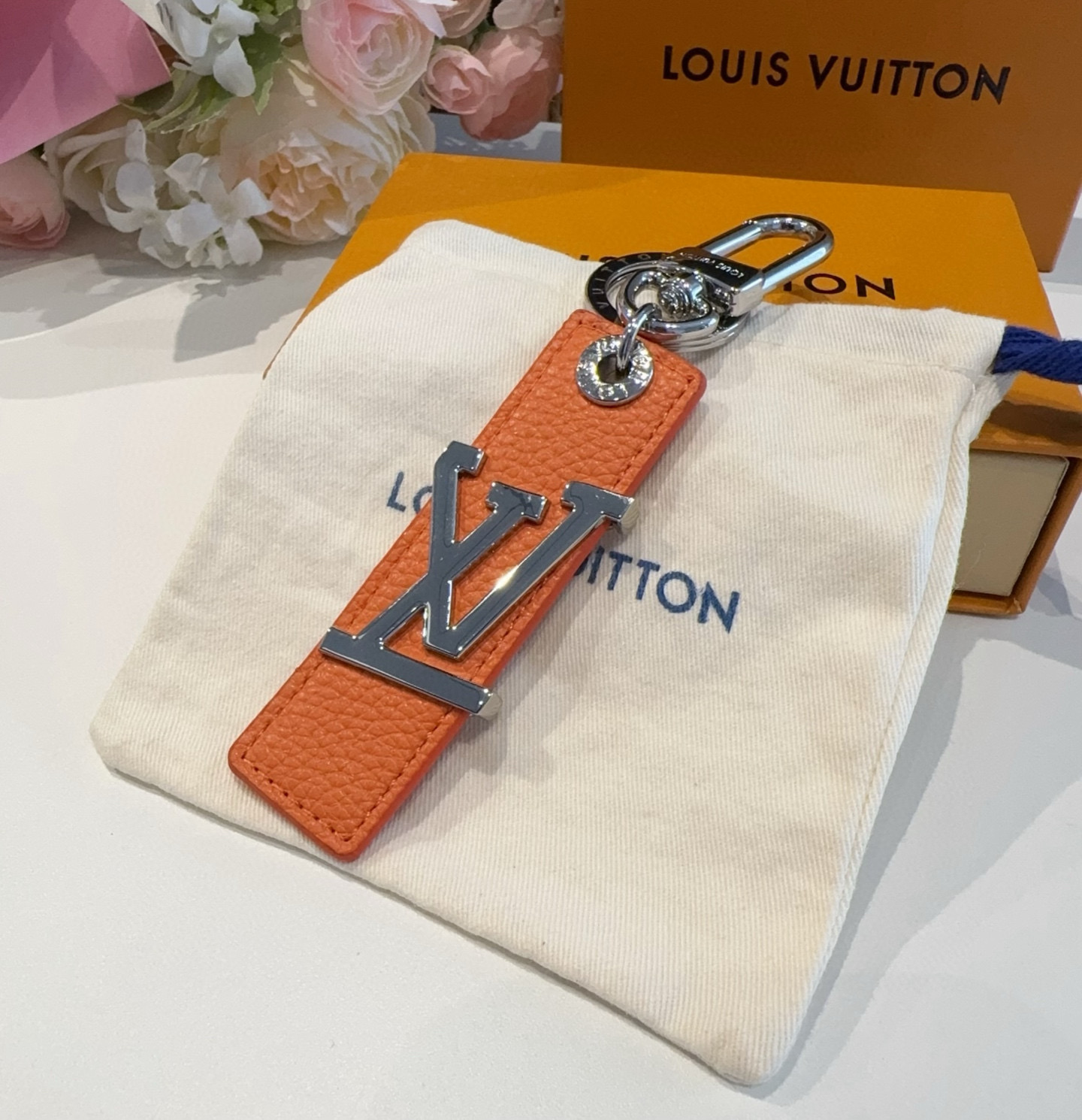  。LV钥匙扣  包饰 车钥匙挂件 LV OBLIQUE TAB 包饰与钥匙扣
LV Oblique T