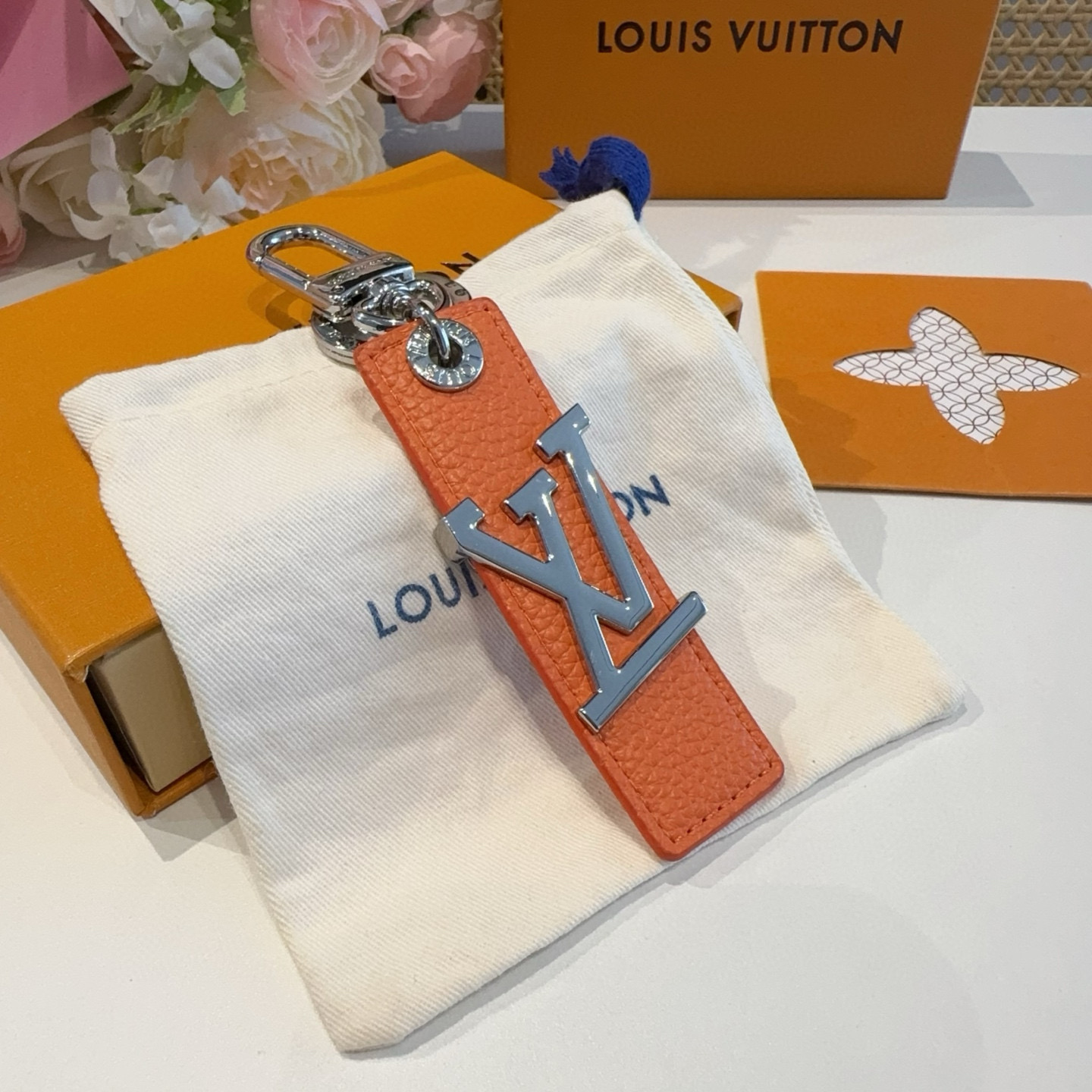  。LV钥匙扣  包饰 车钥匙挂件 LV OBLIQUE TAB 包饰与钥匙扣
LV Oblique T