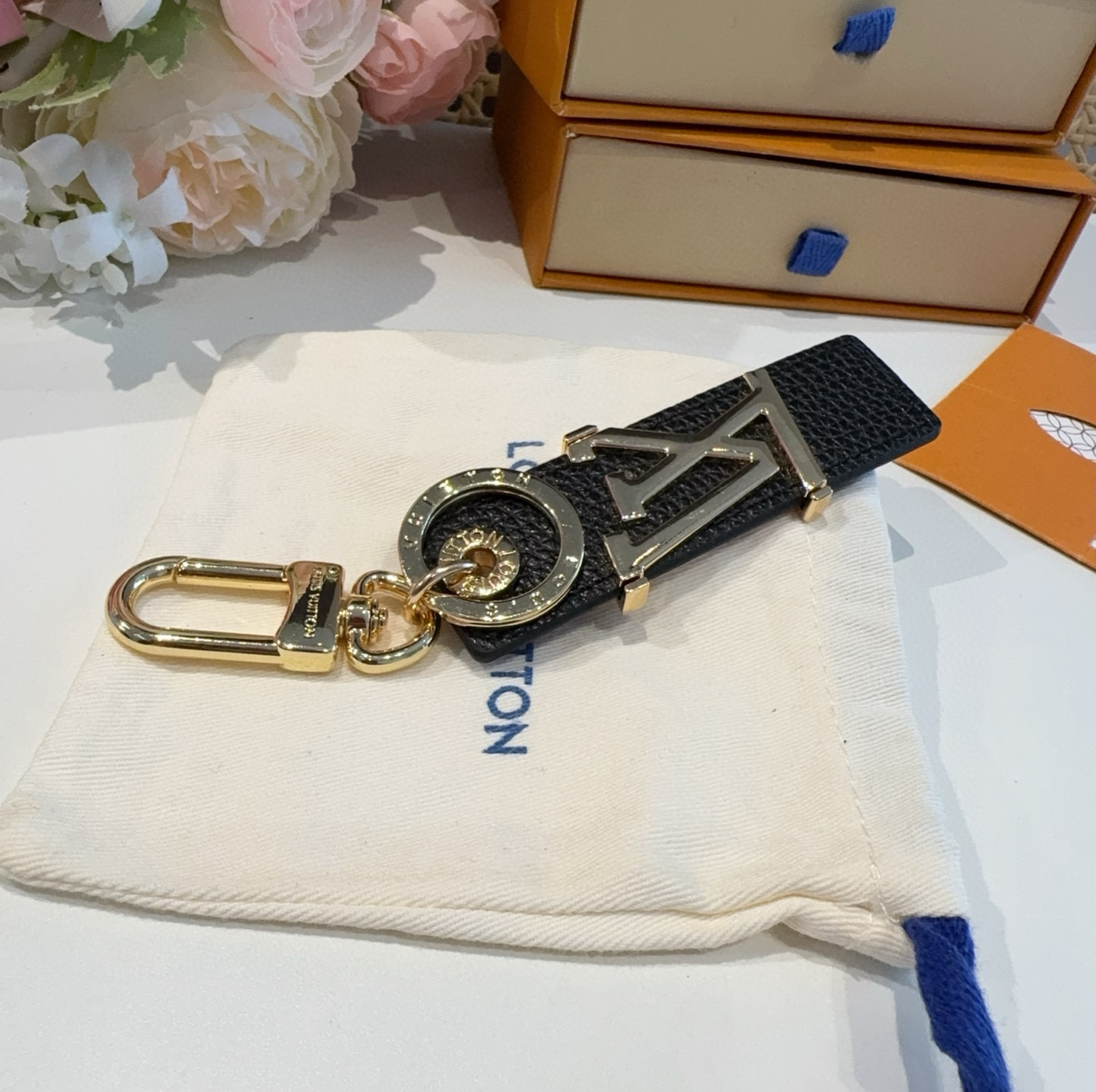  。LV钥匙扣  包饰 车钥匙挂件 LV OBLIQUE TAB 包饰与钥匙扣
LV Oblique T