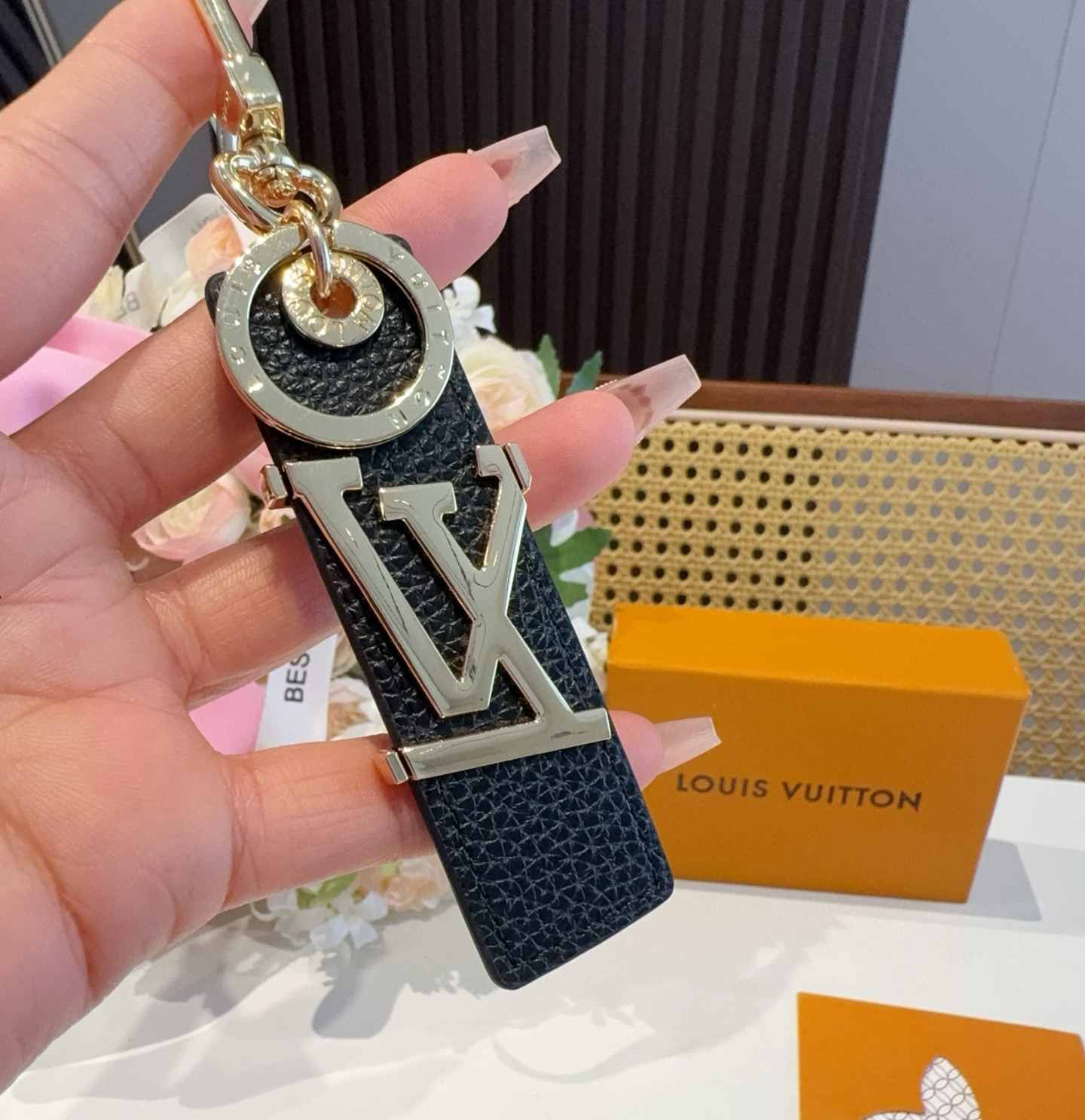  。LV钥匙扣  包饰 车钥匙挂件 LV OBLIQUE TAB 包饰与钥匙扣
LV Oblique T
