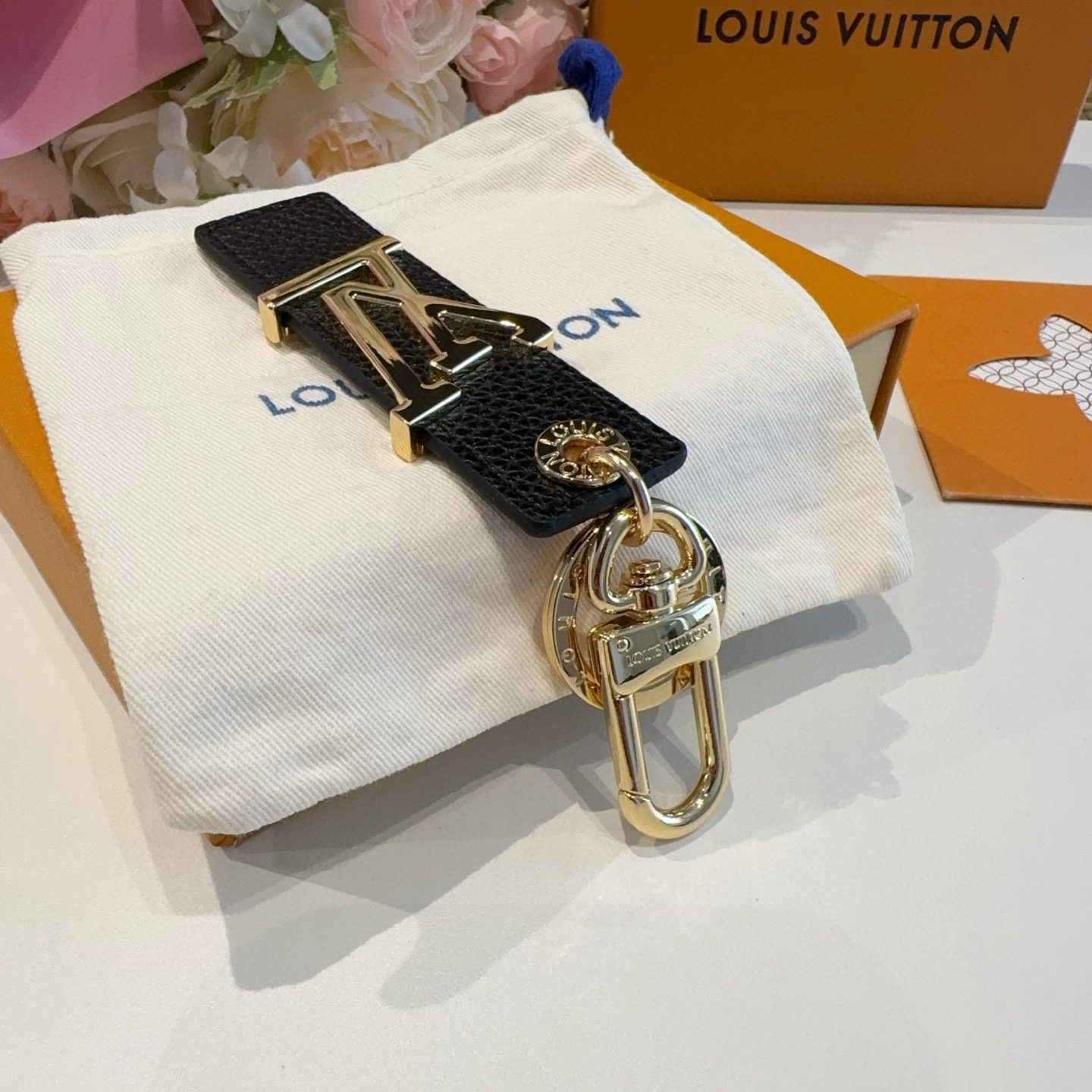  。LV钥匙扣  包饰 车钥匙挂件 LV OBLIQUE TAB 包饰与钥匙扣
LV Oblique T
