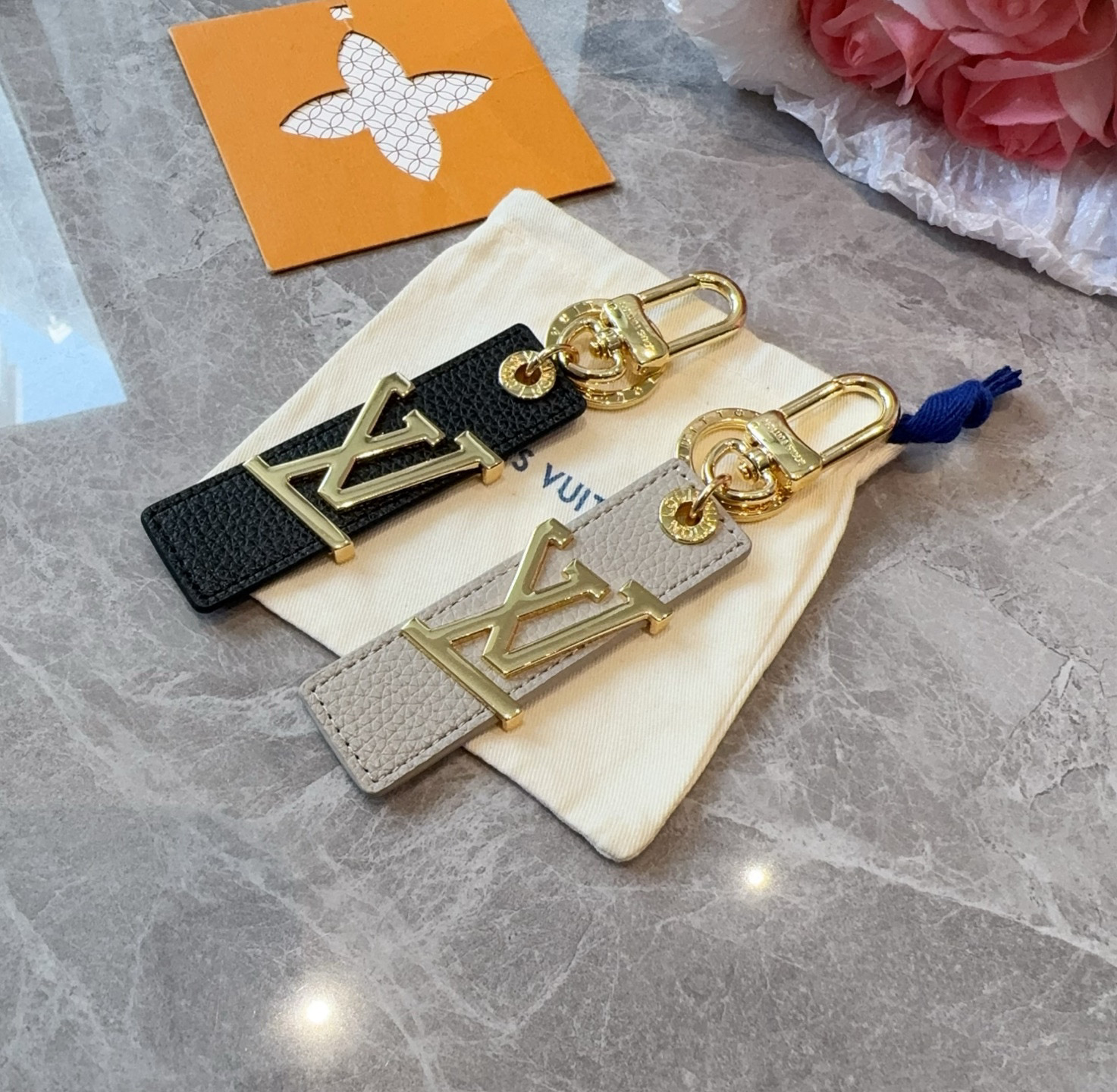  。LV钥匙扣  包饰 车钥匙挂件 LV OBLIQUE TAB 包饰与钥匙扣
LV Oblique T