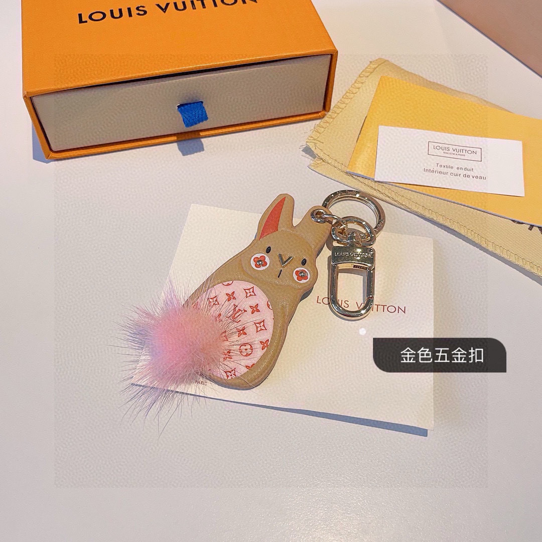 。LV小兔子钥匙扣水貂毛兔子尾巴
LV包饰与钥匙扣（中国首发）
小兔子形象