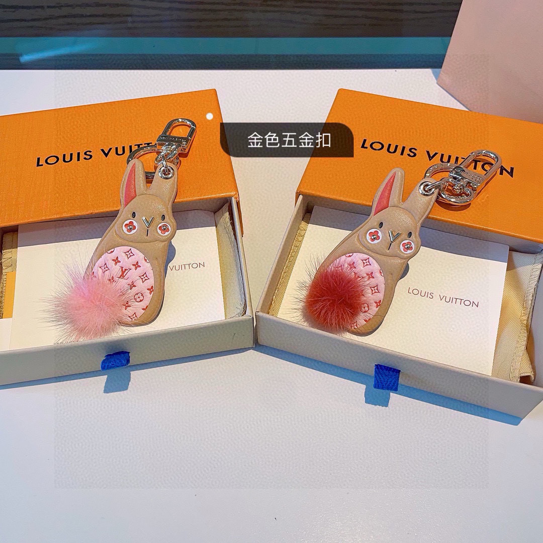 。LV小兔子钥匙扣水貂毛兔子尾巴
LV包饰与钥匙扣（中国首发）
小兔子形象