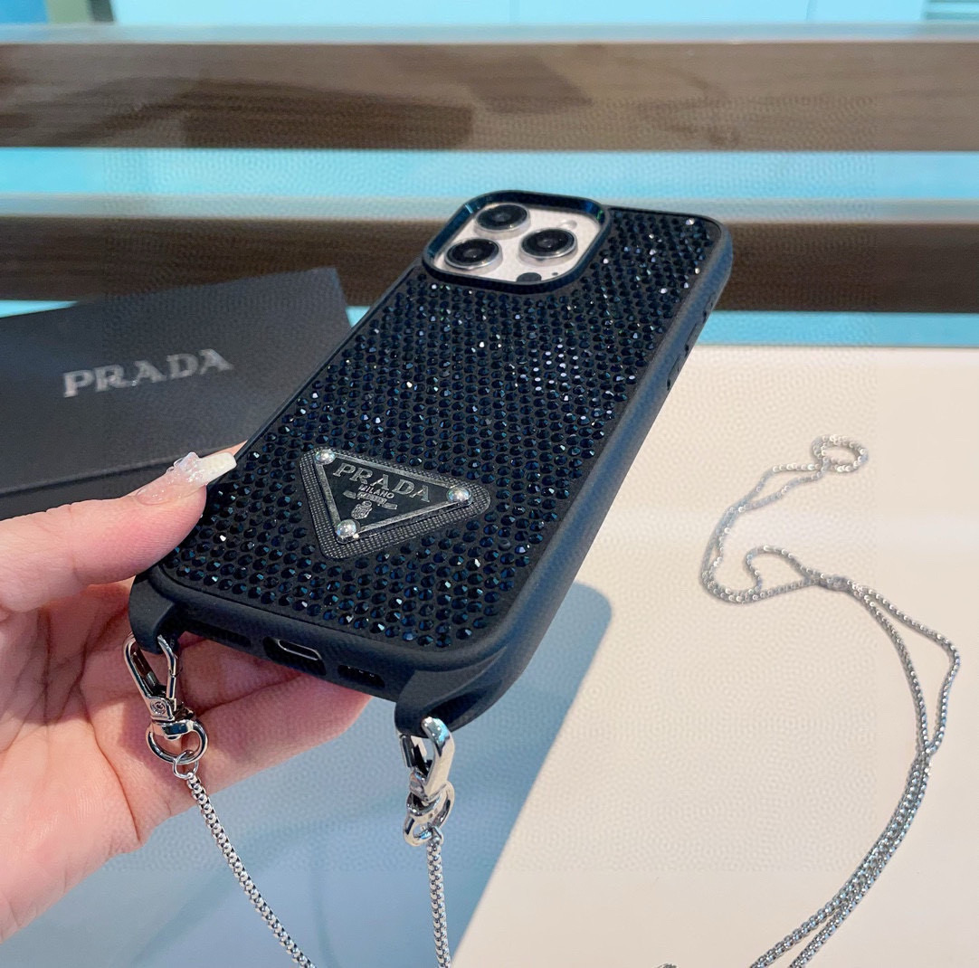  配三角标链条。Prada 官网同步 普拉达手机壳 全包壳链条⛓️斜挎手机壳 纯手工贴钻 bingbin