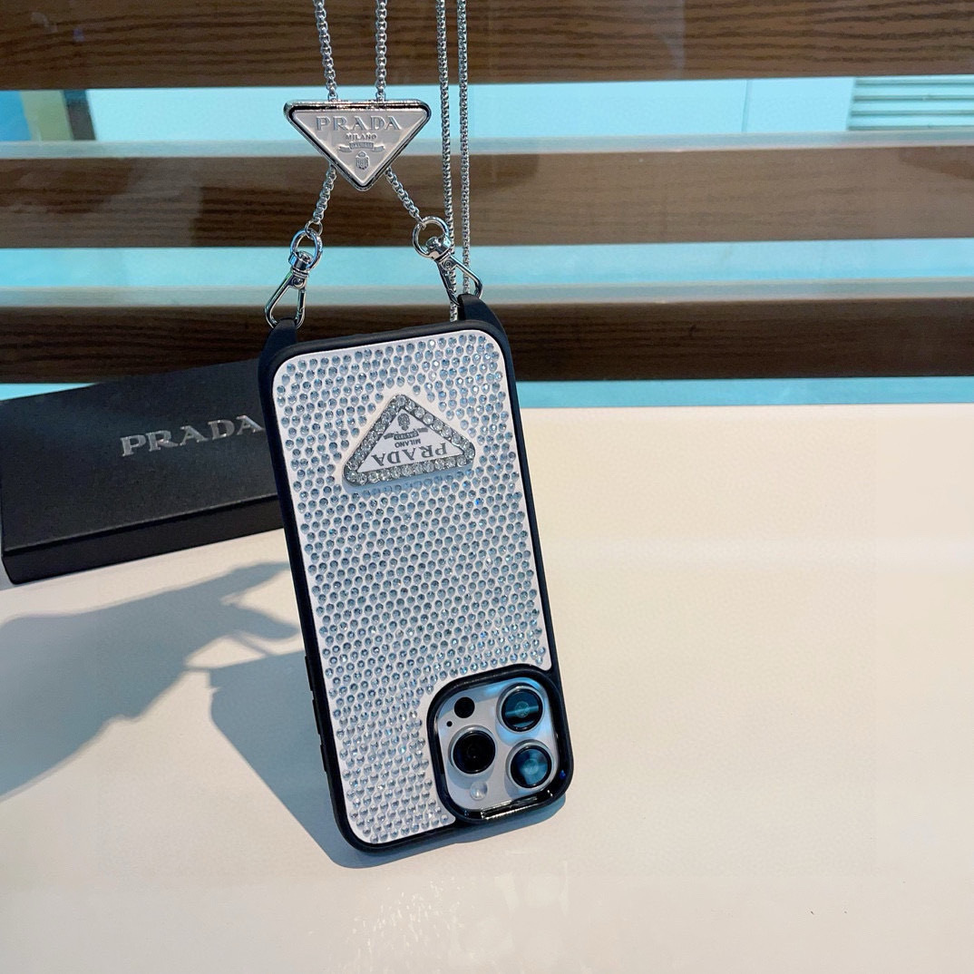 配三角标链条。Prada 官网同步 普拉达手机壳 全包壳链条⛓️斜挎手机壳 纯手工贴钻 bingbin