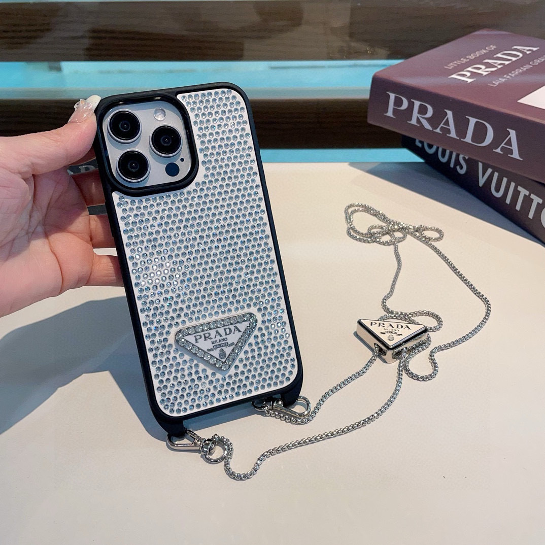配三角标链条。Prada 官网同步 普拉达手机壳 全包壳链条⛓️斜挎手机壳 纯手工贴钻 bingbin