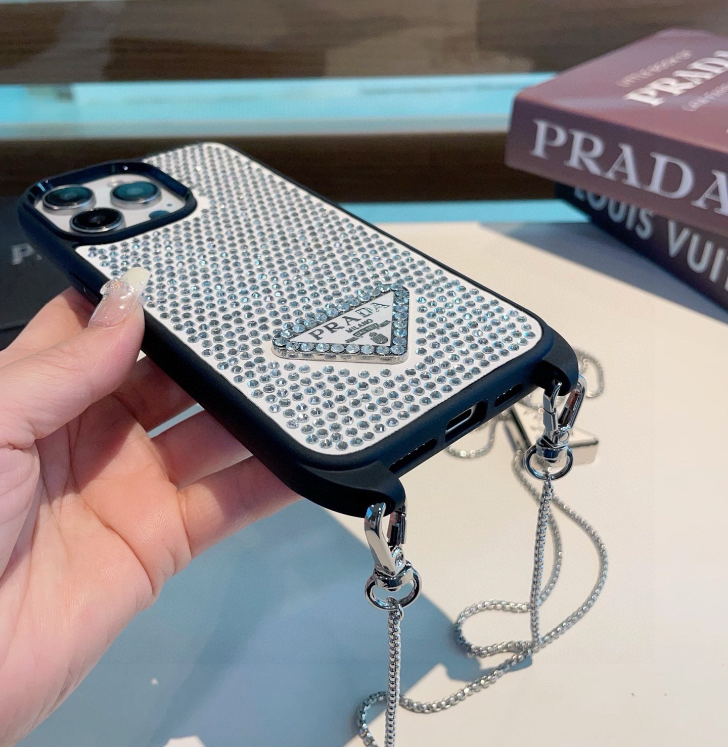 配三角标链条。Prada 官网同步 普拉达手机壳 全包壳链条⛓️斜挎手机壳 纯手工贴钻 bingbin