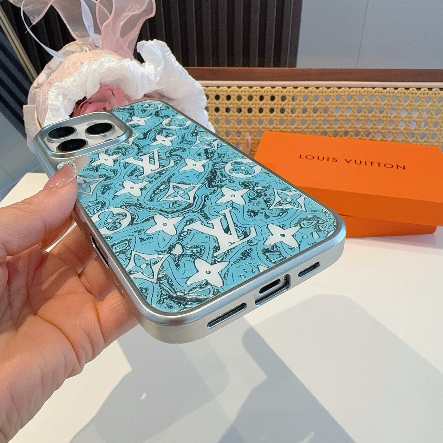 。 LV新品手机壳 新工艺鎏金工艺玻璃壳
烟花 电镀玻璃磁吸手机壳
型号:为了不出现报错型号,请打开本