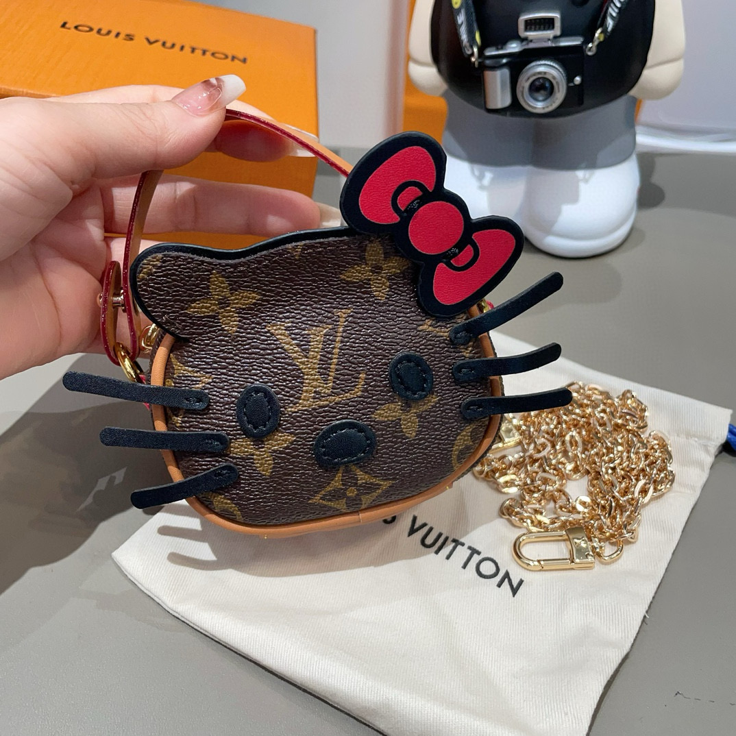 
 配链条LV迷你包Hello Kitty小猫斜挎包 萌宝穿搭必备
Kitty 控绝对不能错过的包包挂件