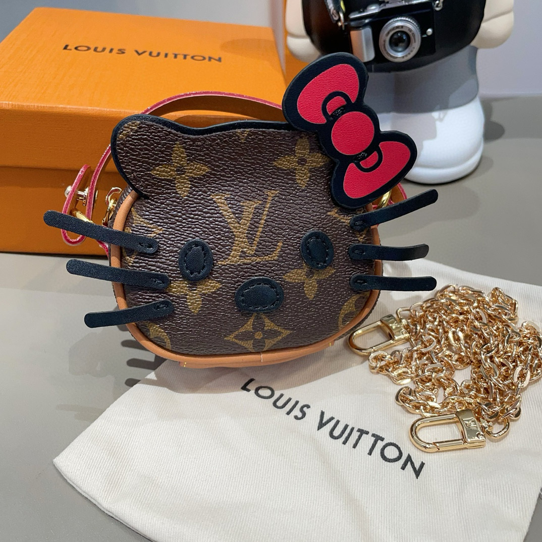 
 配链条LV迷你包Hello Kitty小猫斜挎包 萌宝穿搭必备
Kitty 控绝对不能错过的包包挂件