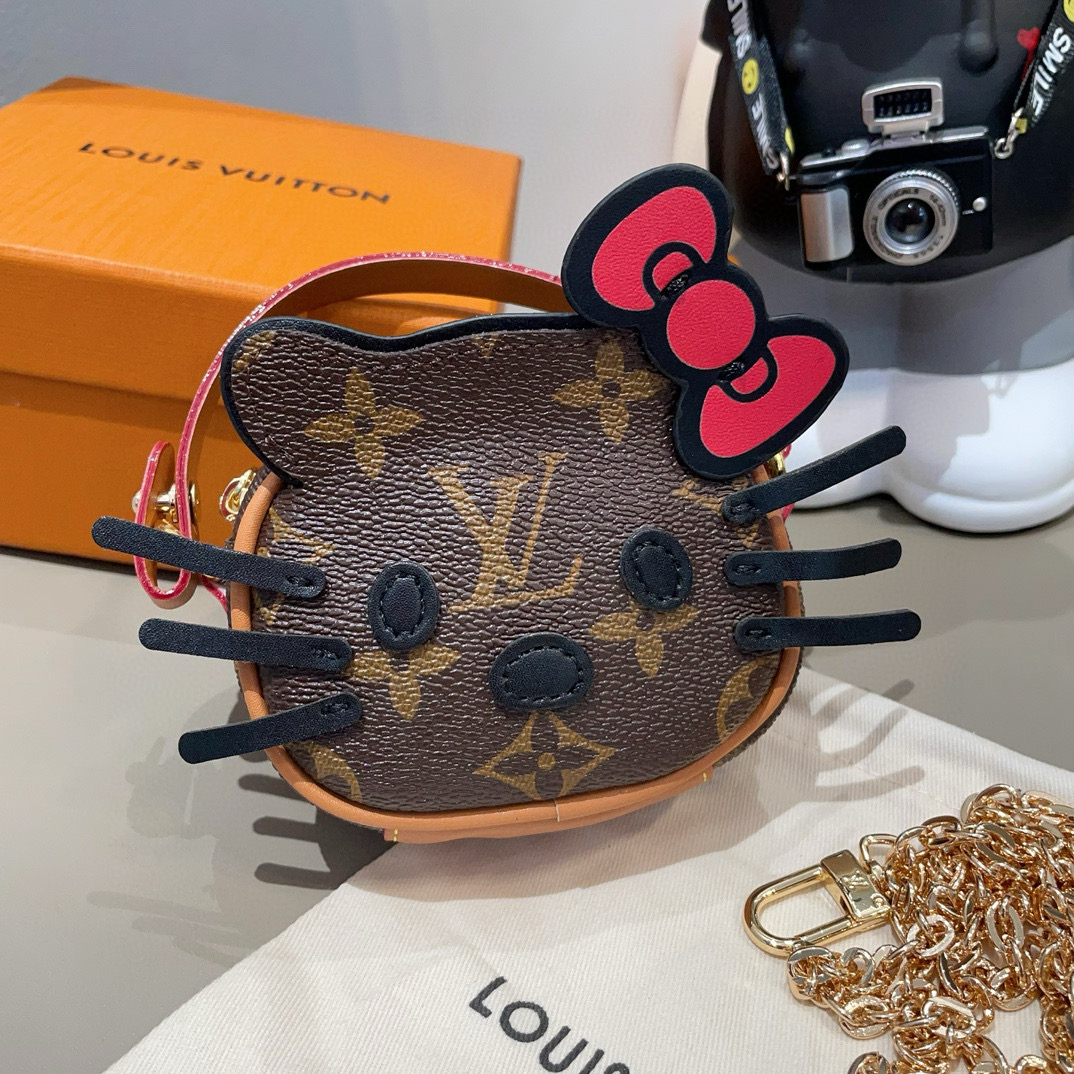 
 配链条LV迷你包Hello Kitty小猫斜挎包 萌宝穿搭必备
Kitty 控绝对不能错过的包包挂件