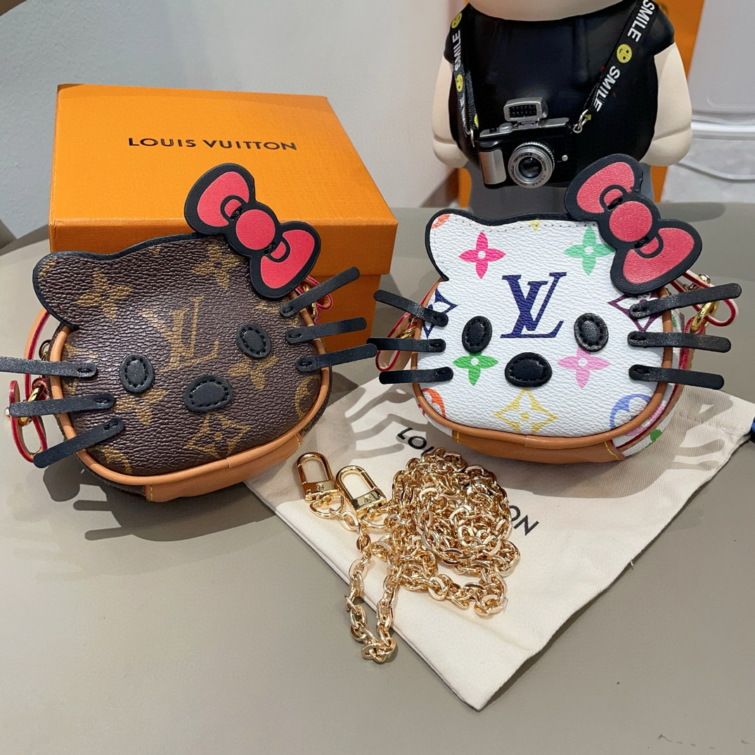 
 配链条LV迷你包Hello Kitty小猫斜挎包 萌宝穿搭必备
Kitty 控绝对不能错过的包包挂件